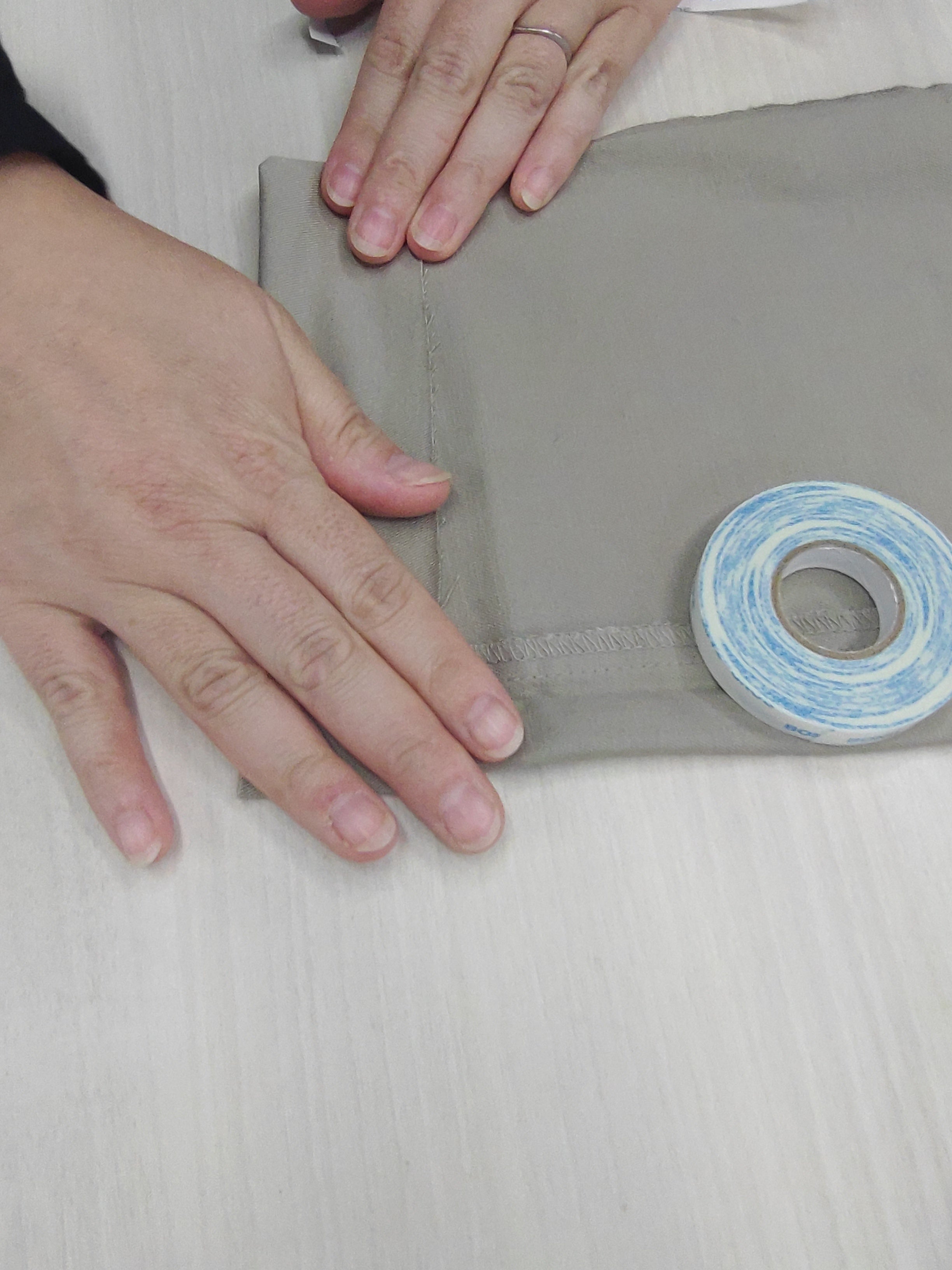 すそ上げしたい長さに折り、テープを 押さえつけたらすそ上げ完了です