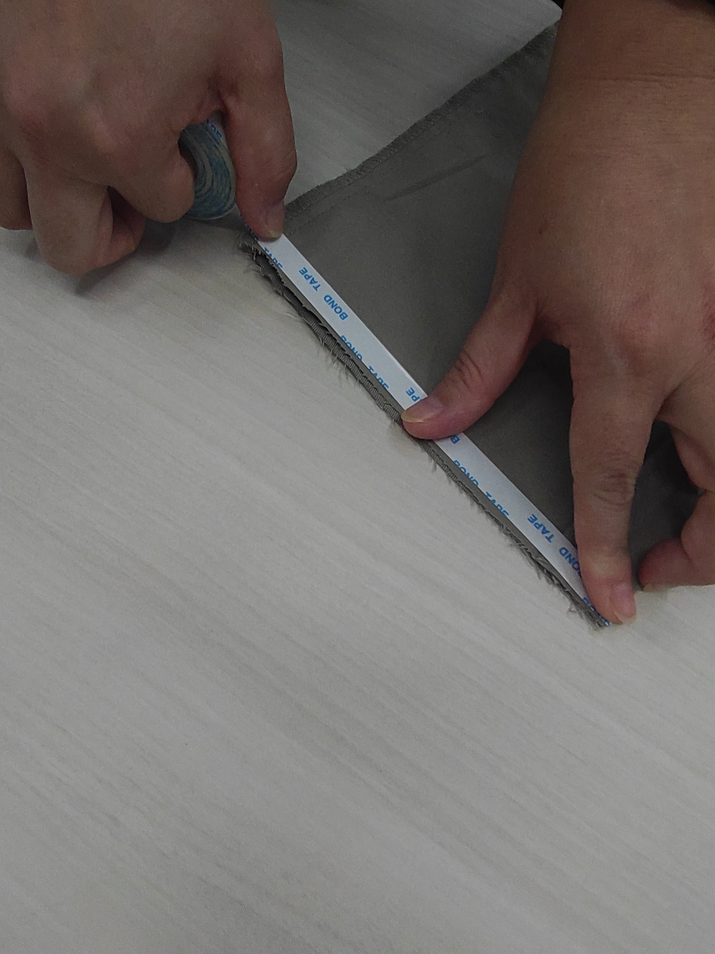 すそ部分にテープを貼り付けてください