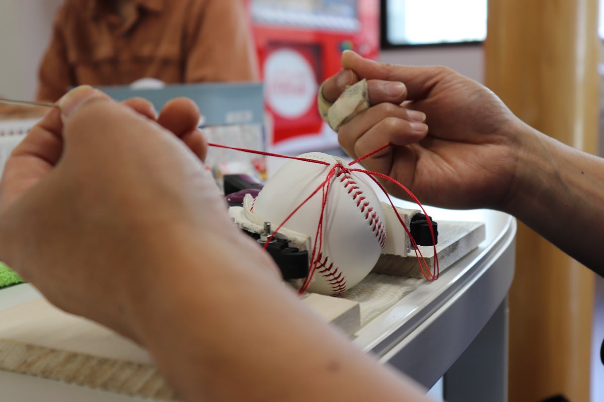 ボールを手縫いで製造