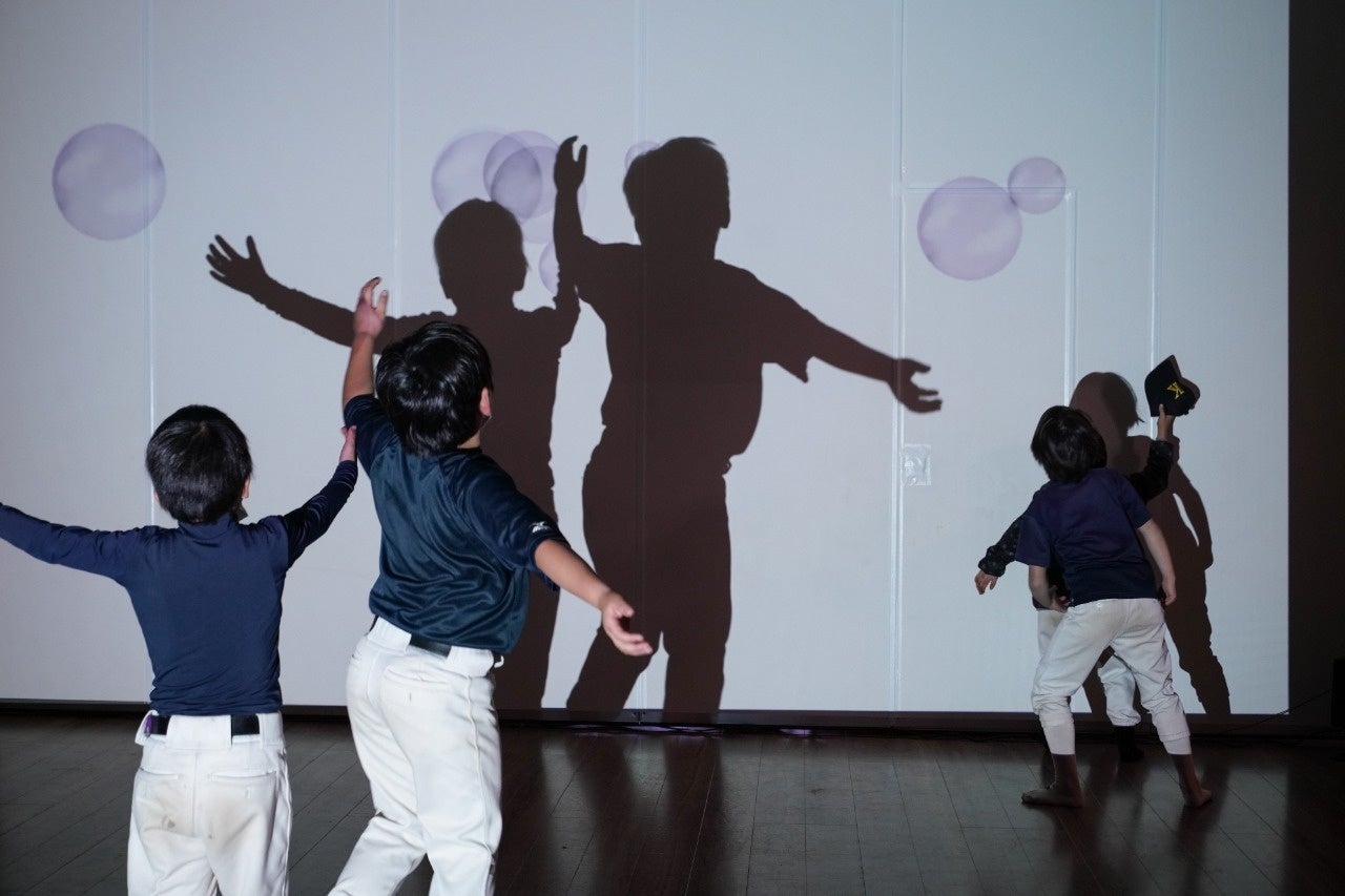ハイブリッド影遊びの参加型メディアアート「Bubbles」（東京藝術大学）