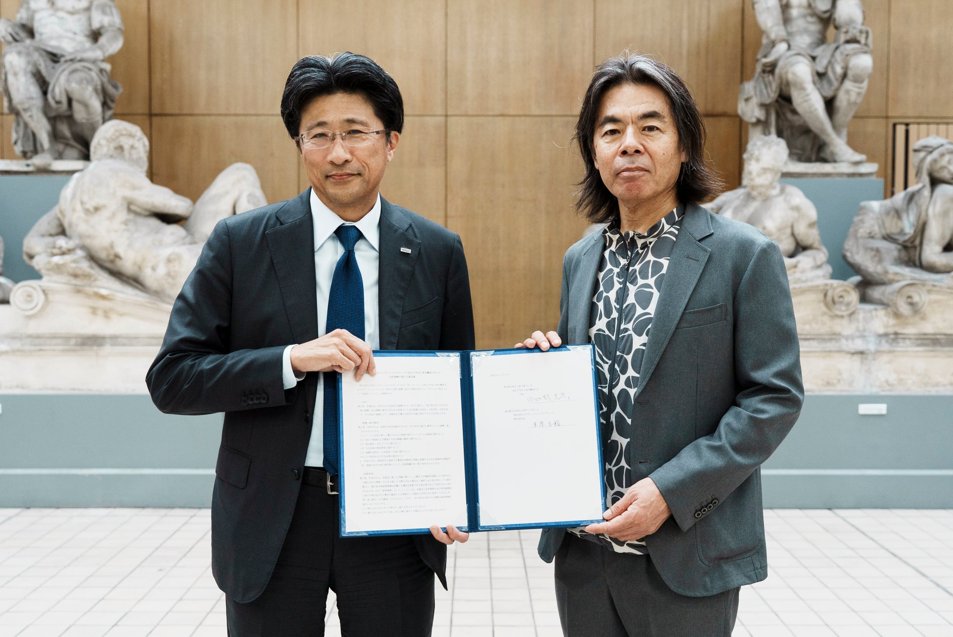 ▲〈みずほ〉 執行役社長 木原正裕(左)と東京藝術大学 学長 日比野克彦(右) 調印式の様子