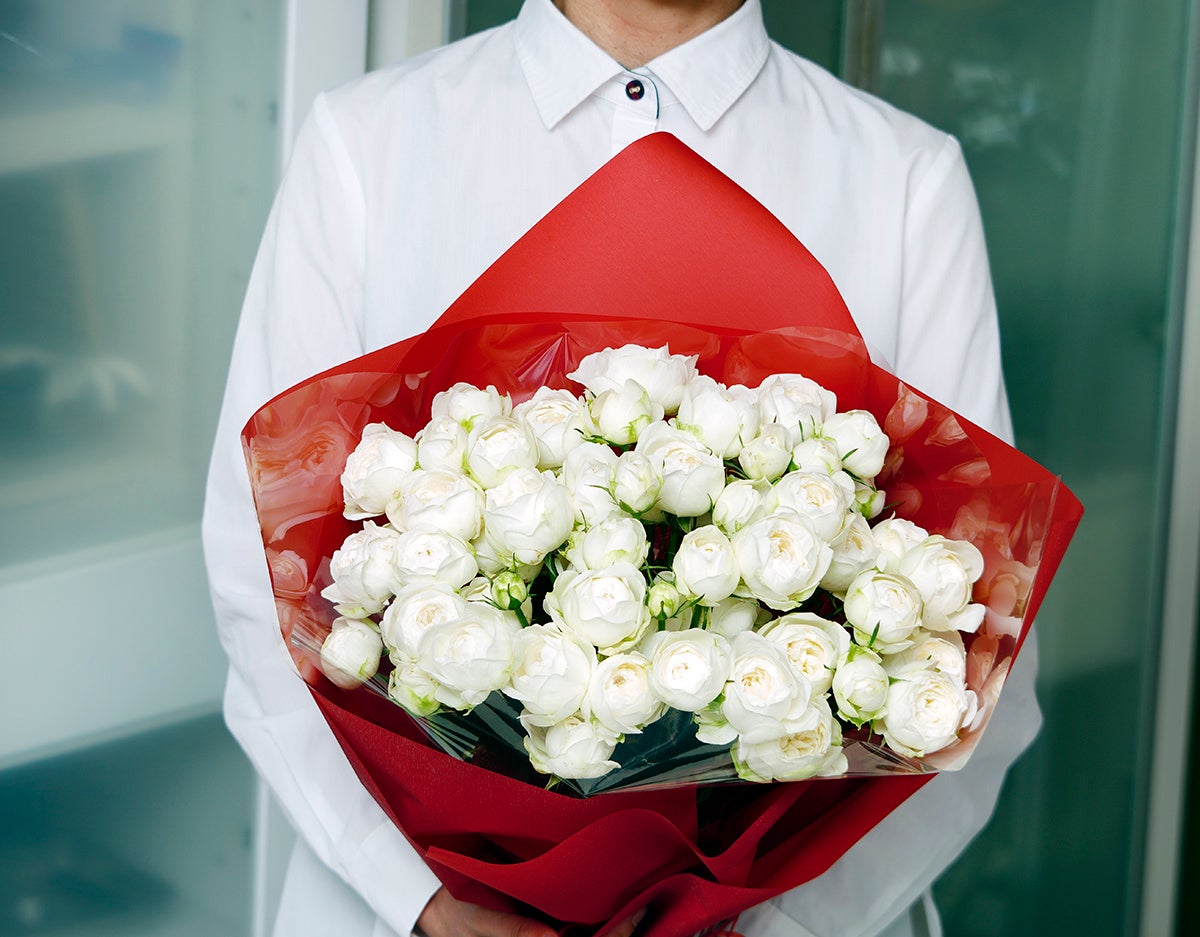 純白のバラが柔らかく優しく香る7本の花束 花持ちがよくボリュームのある セブンスターローズ は一般入手困難 生産者はたった3人の希少品種です 株式会社 食文化のプレスリリース 純白のバラが柔らかく優しく香る7本の花束 花持ちがよくボリュームのある セブンスターローズ は一般入手困難 生産者はたった3人の希少品種です 株式会社 食文化のプレスリリース