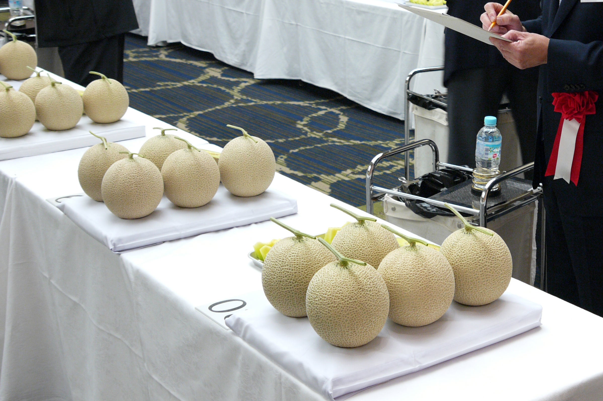 以前に行われたクラウンメロン品評会の様子