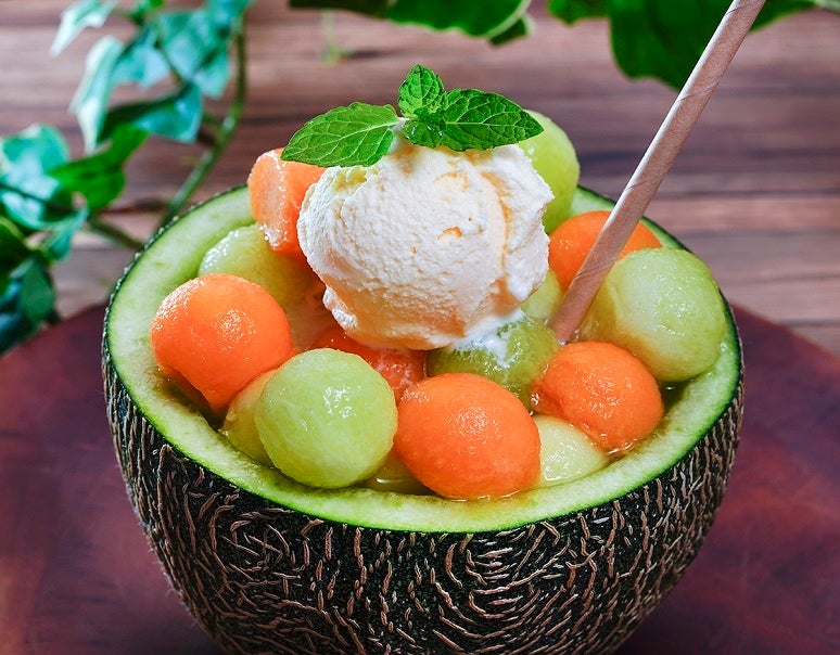 夕張メロンと一緒に赤肉・青肉メロンパフェが楽しめます