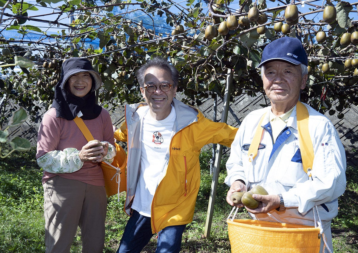 ▲写真 両端 ぽぽ農園 高橋孝史さん夫妻・(株)食文化代表 萩原