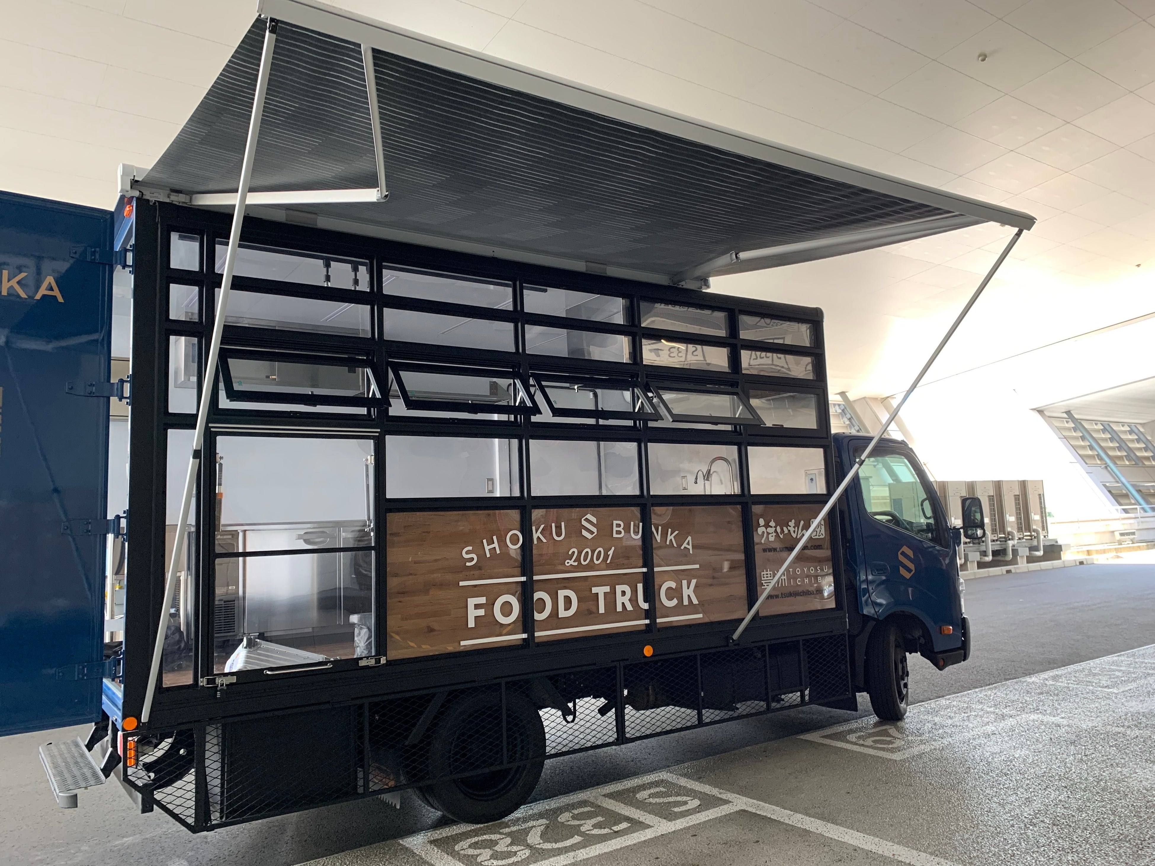 キッチン設備を内蔵した、特注トラック『ディスカバリー号』