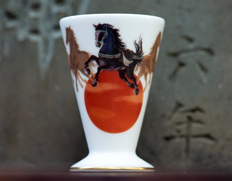 新年、午年を大倉陶園 作「干支の酒杯」と共に迎える。世界最高級の