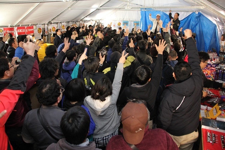 ※ギアフェスタについて ファクトリーギアの⼀号店である「ファクトリーギア柏店」にて創業当初から⾏われていた、国内外の⼯具メーカー、商社を招いたブース、そして各店のスタッフが集結し、深夜までおよそ2000⼈の来場者が集まる異例の⼯具イベント。