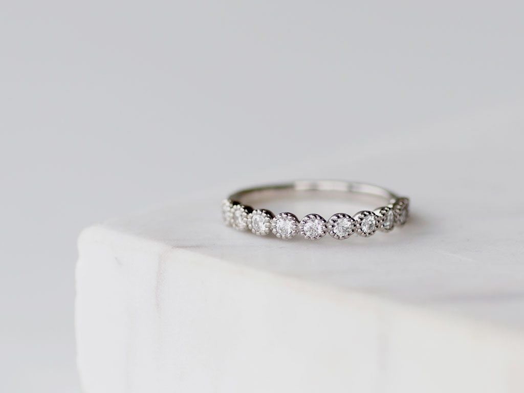 ダイヤが半周敷き詰められており、華やかさと使いやすさを両立したデザインです。