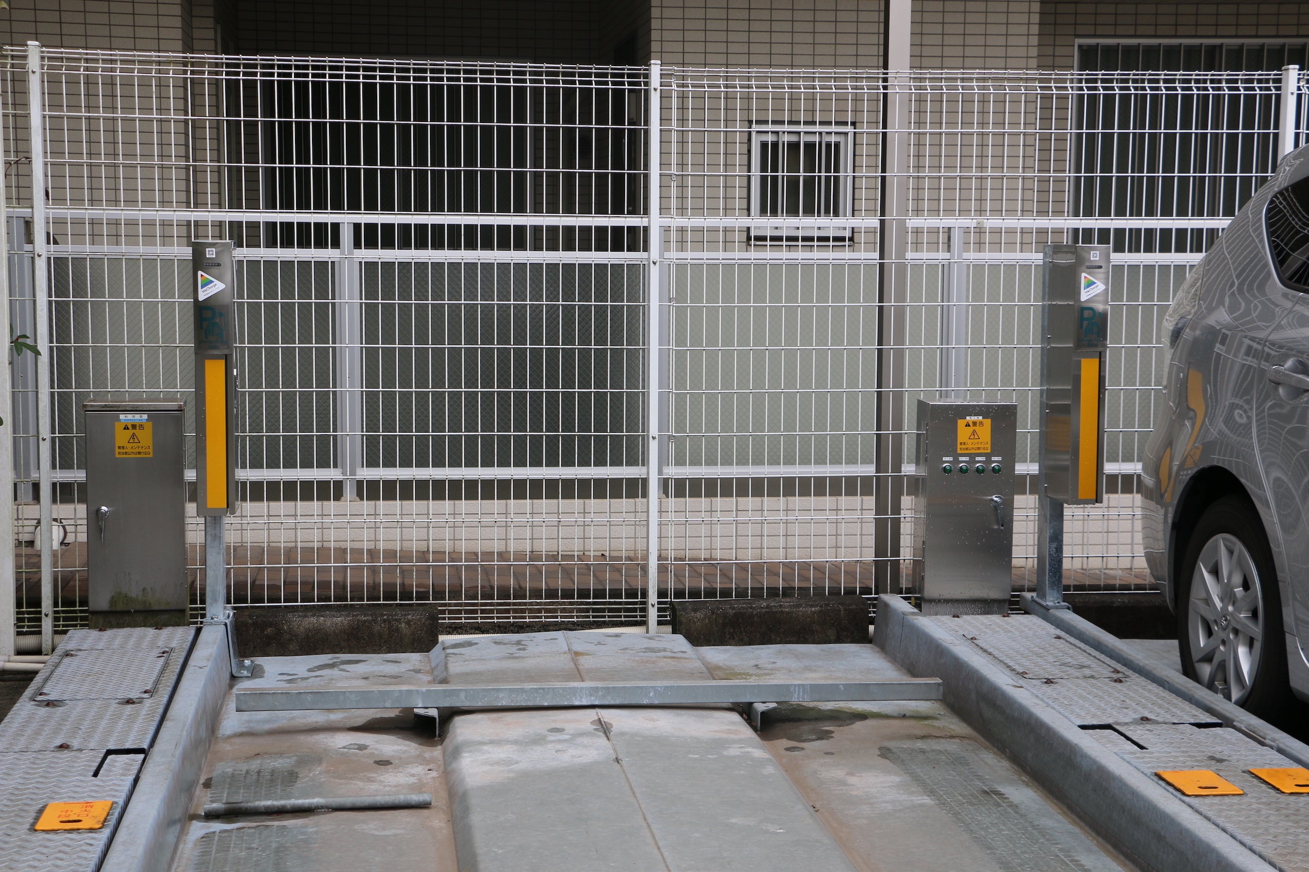 機械式駐車装置にEV充電コンセントを後付け設置