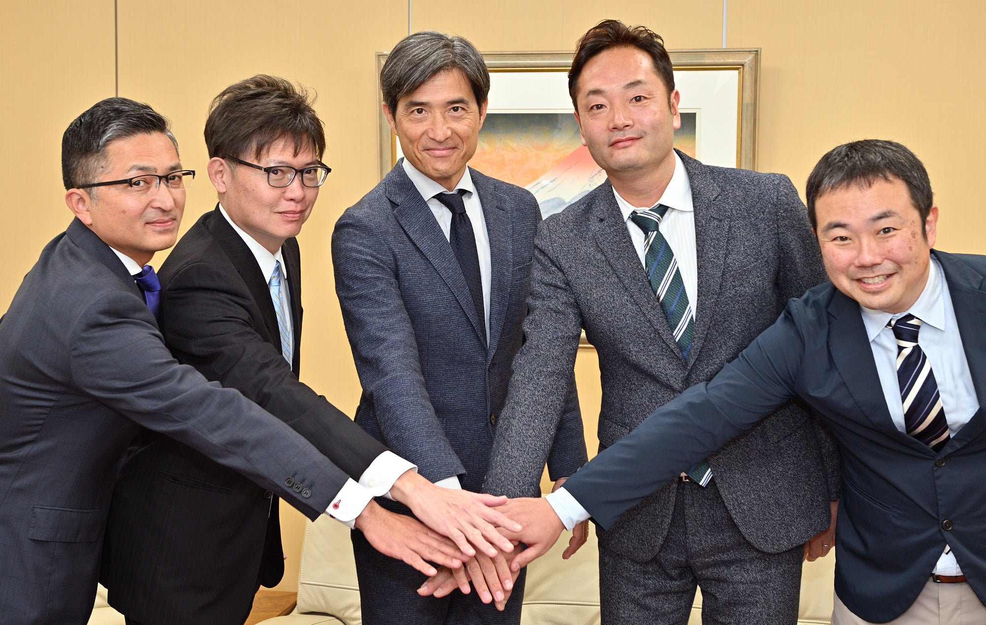 写真左より、株式会社マクニカ テクスターカンパニー 荒木様、新事業本部長 森様、　   テクスターカンパニー プレジデント 千賀様、弊社代表 中村、事業担当 佐久間