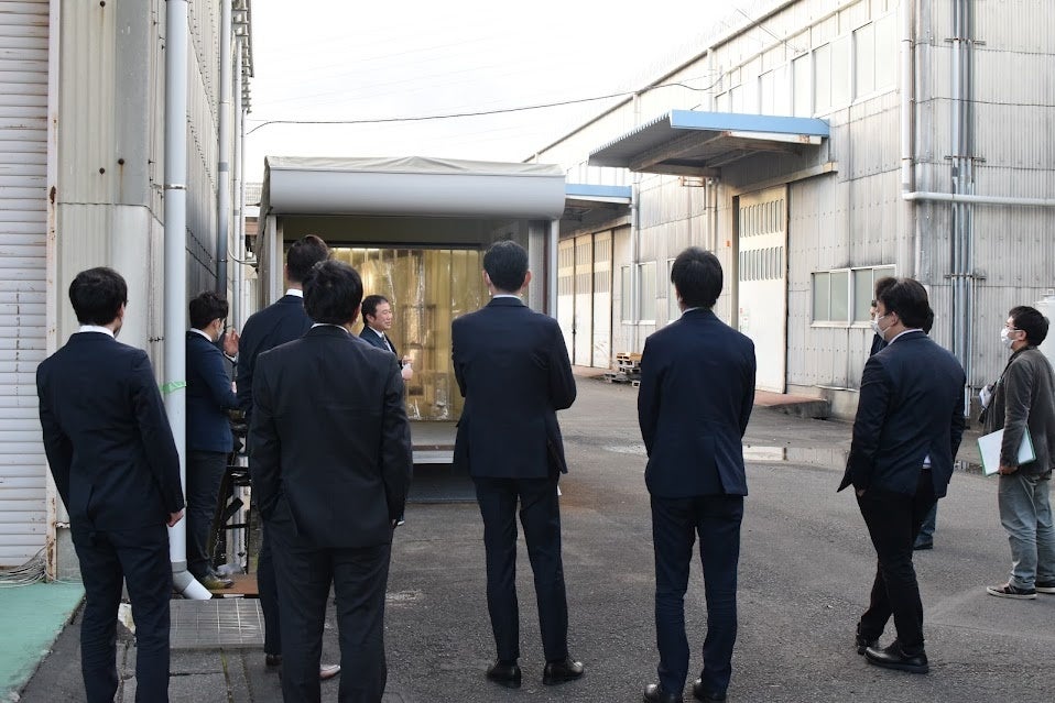 実際の施設前で内部について説明