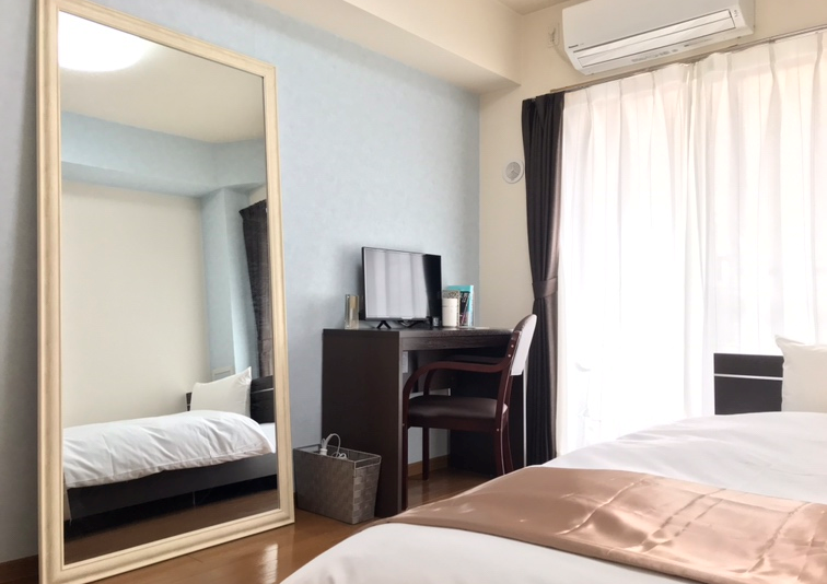 大きな鏡があり、日頃から美意識が高くなるお部屋