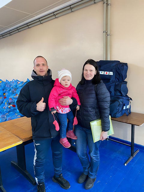 支援物資を受け取った家族