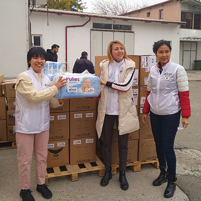 ルーマニアからウクライナへ送る物資の積み込み作業