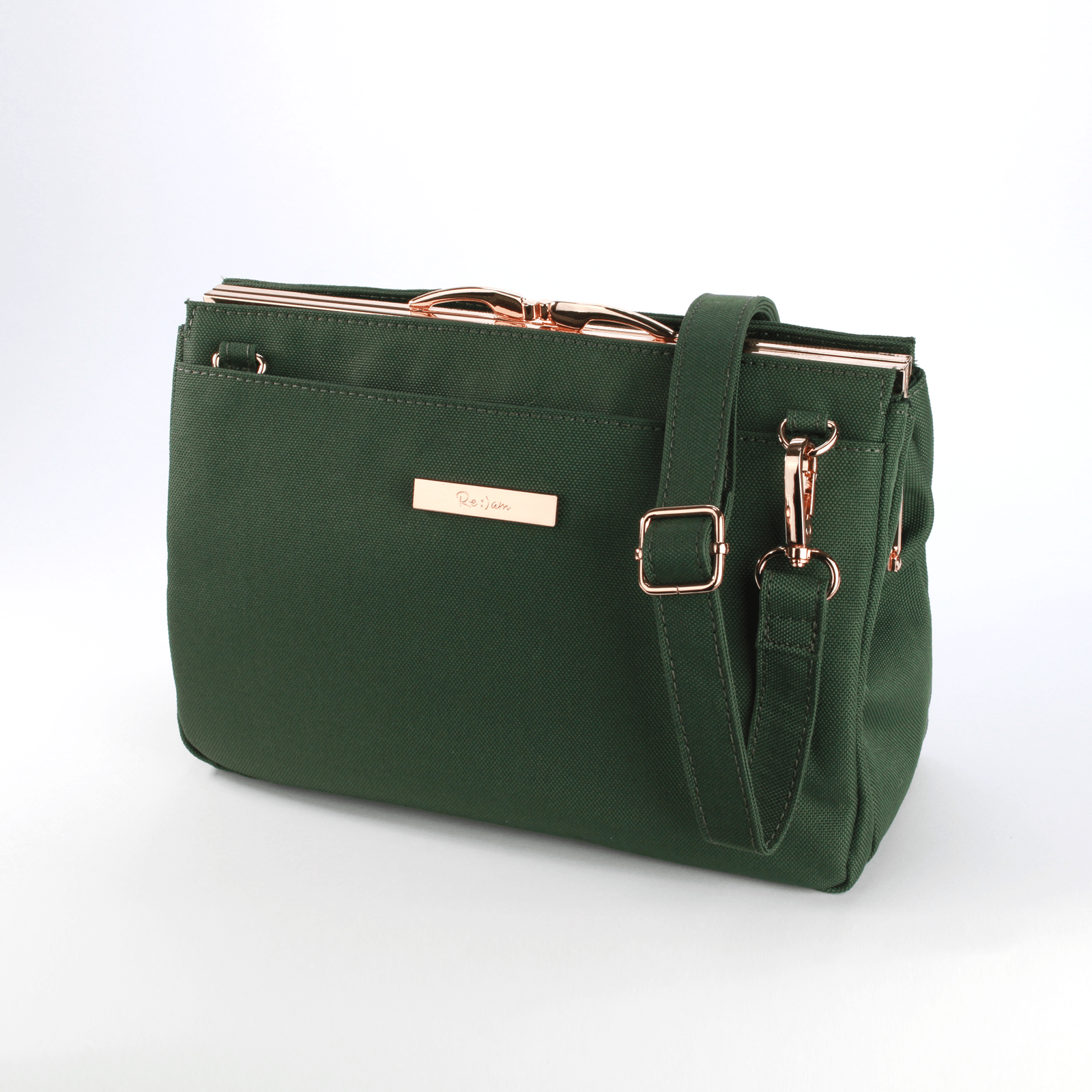 1位 普段使いしやすいこともあり圧倒的な票差だった「ポショル カーキ」