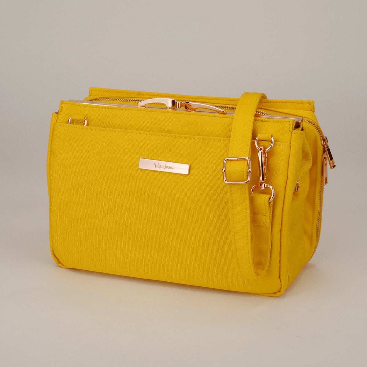 「子どもっぽくならない黄色」を何百色の中から選び抜いたこだわりのイエロー