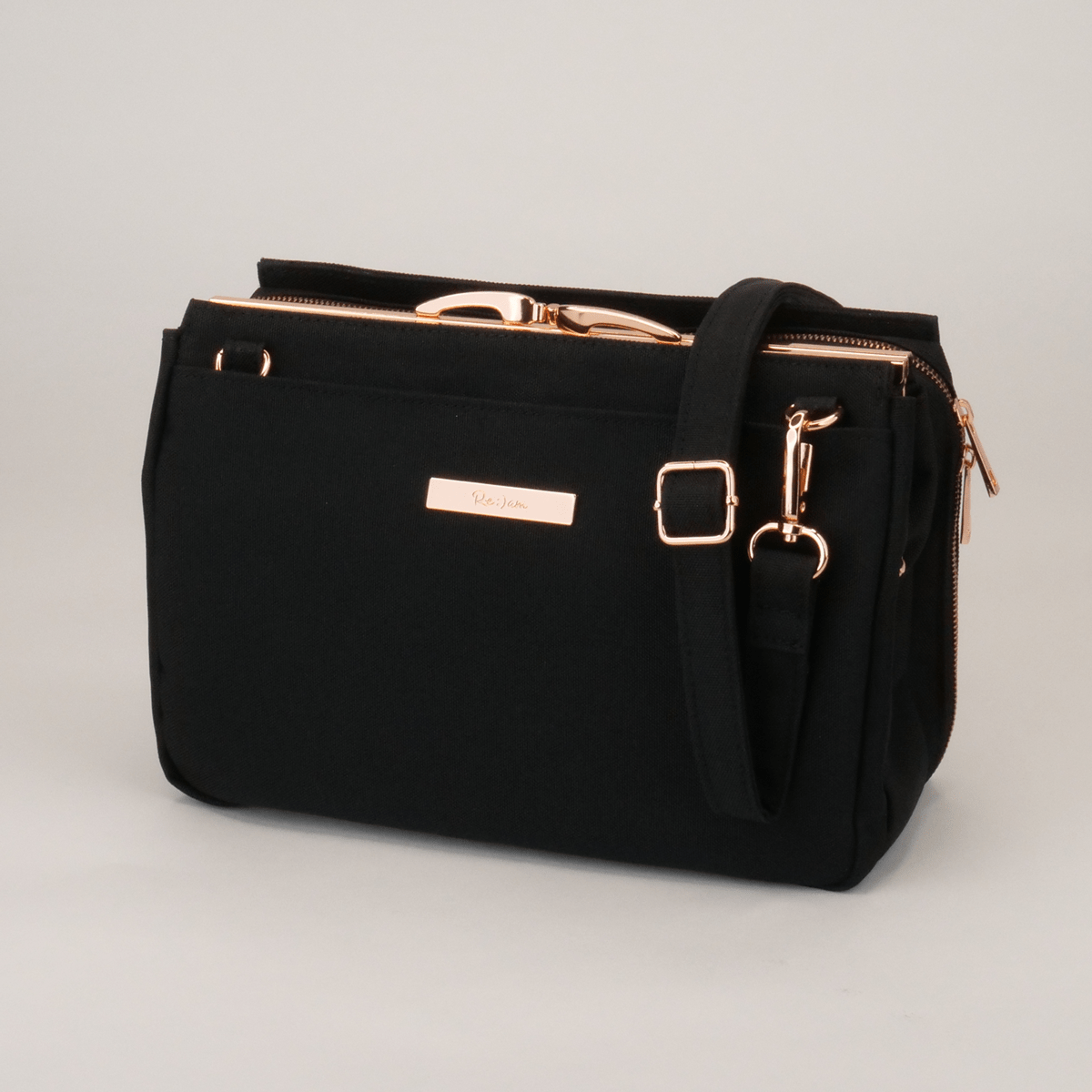 推しもお洋服も選ばず使いやすいと毎度即完売のブラック