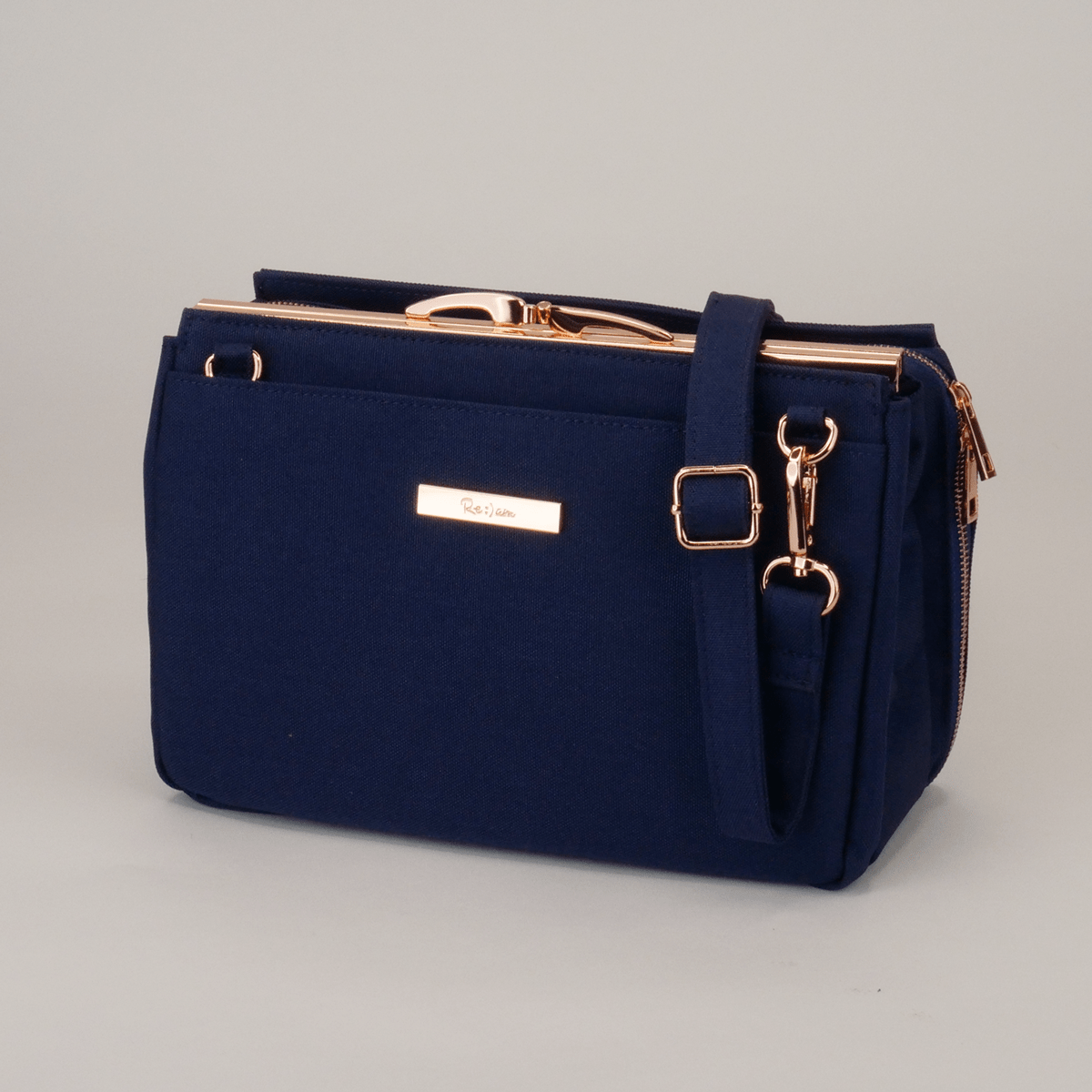 「実際に見たほうが圧倒的に可愛い」と熱い復刻希望の声が絶えなかったネイビー