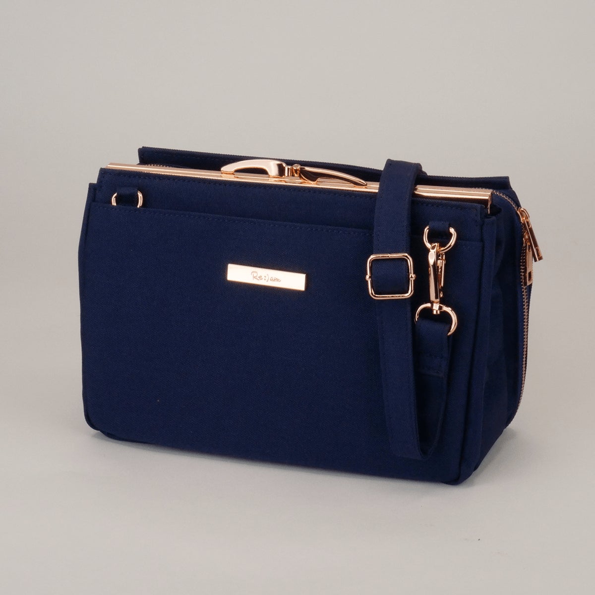 「実際に見たほうが圧倒的に可愛い」と熱い復刻希望の声が絶えなかったネイビー