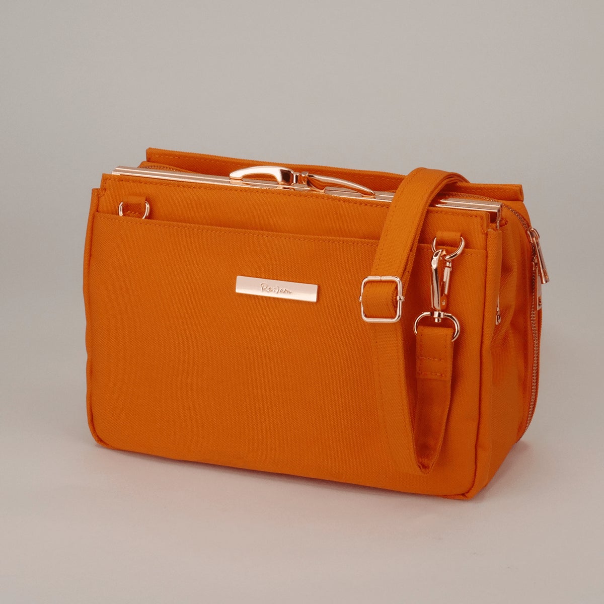 推しをアピールしながら大人でも持ちやすい落ち着いたオレンジ