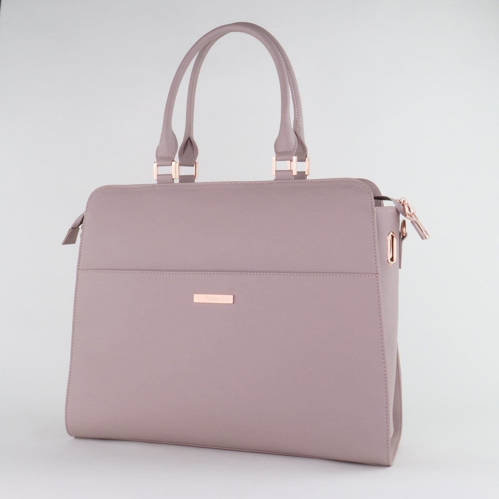 ピンク推しの方から「大人が持ちやすいピンク」と絶賛のグレイッシュピンク