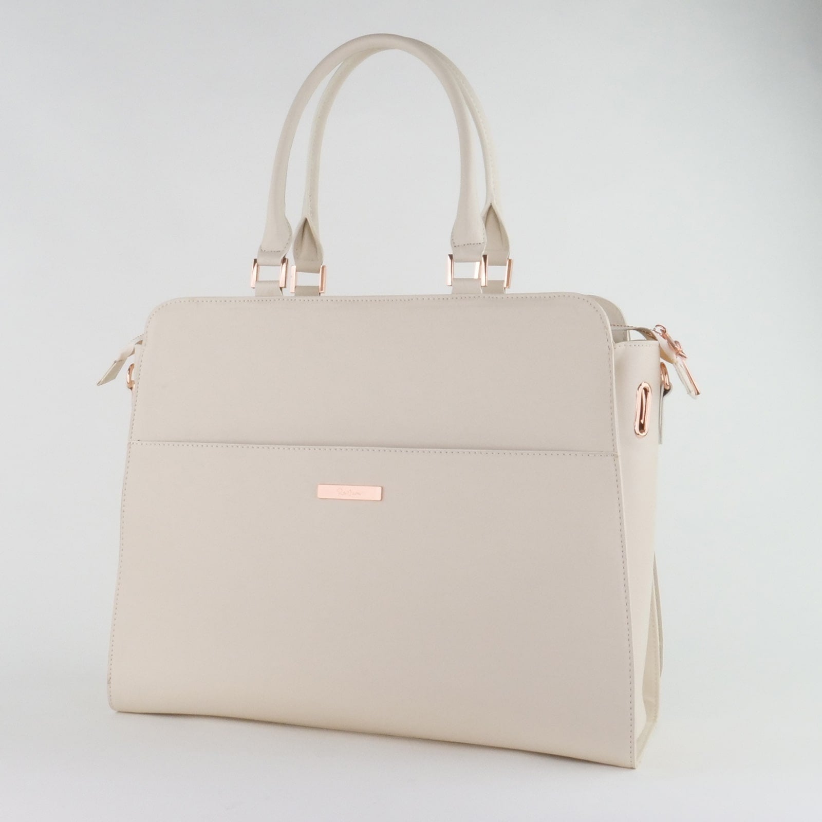 真っ白じゃないカラーで白担当の推しグッズが映えるアイボリー