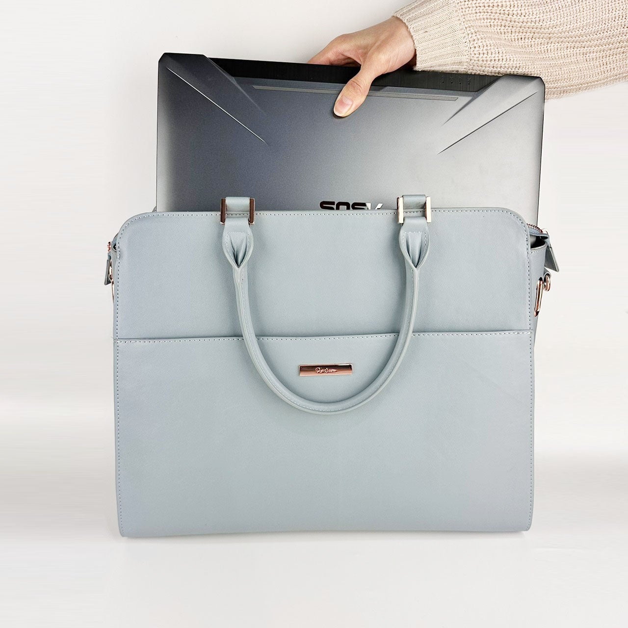 15.6インチPCもすっぽり入る