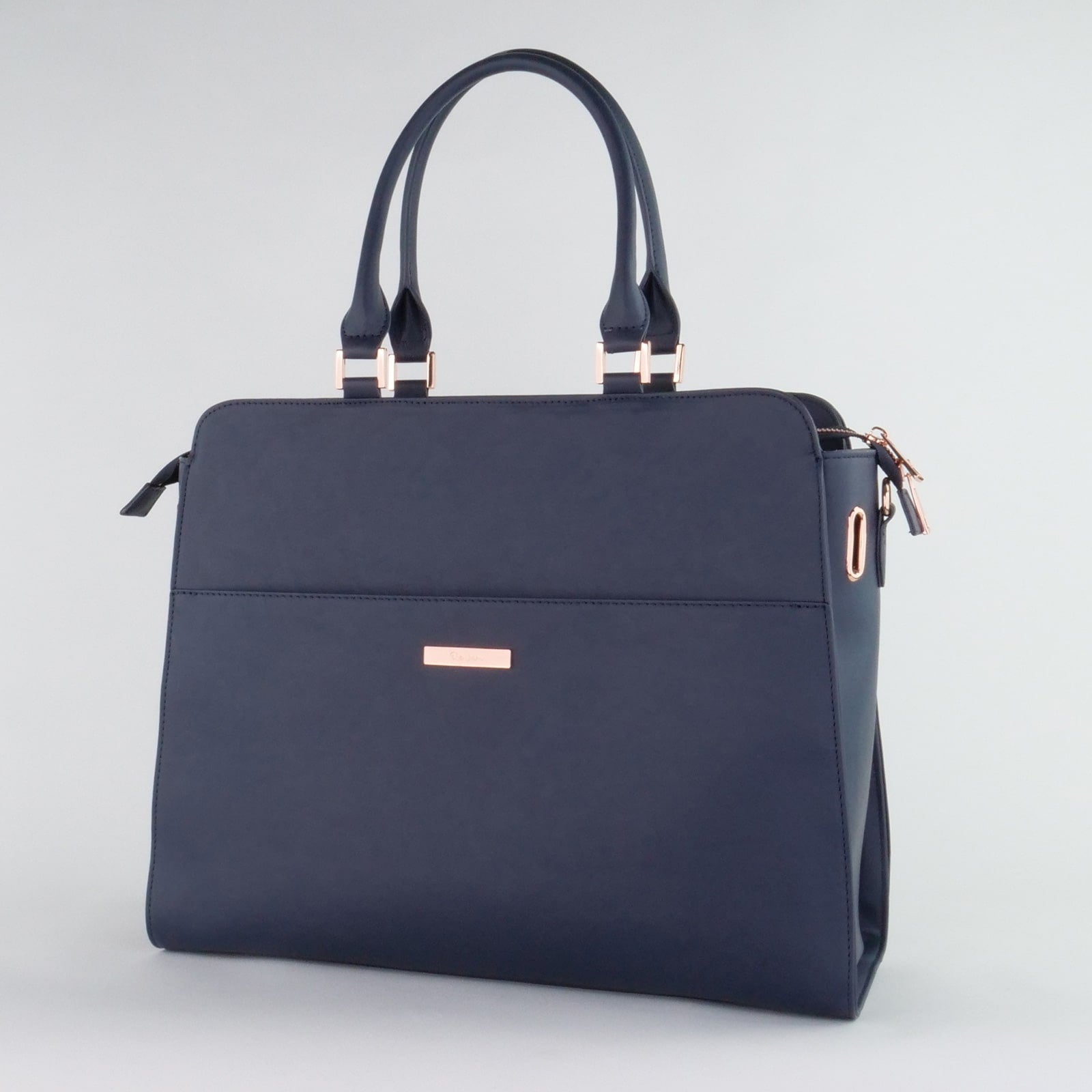 セミマットな質感で高見えする青色担当向けの上品なネイビー