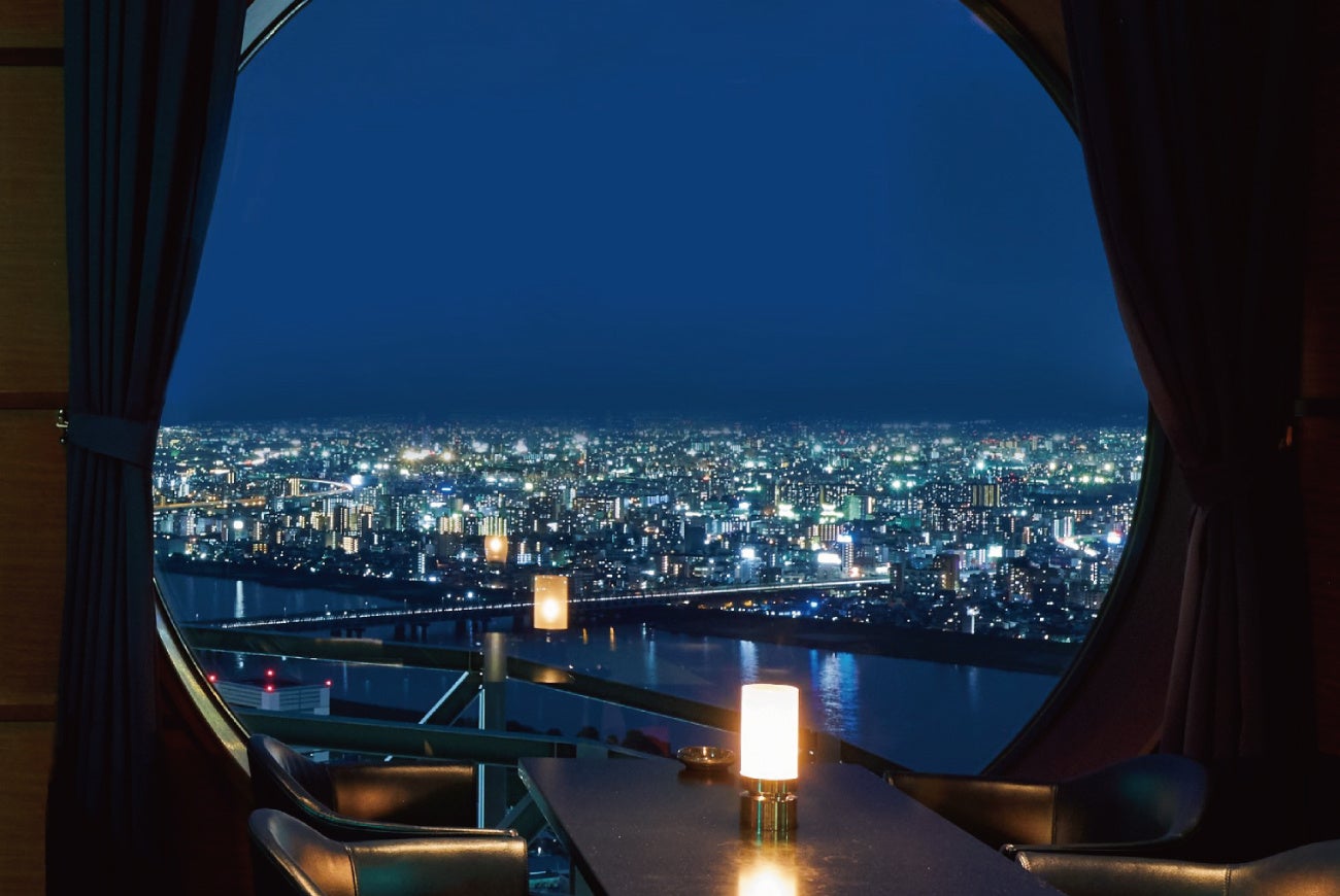 スカイラウンジ スターダスト（窓側テーブル席）