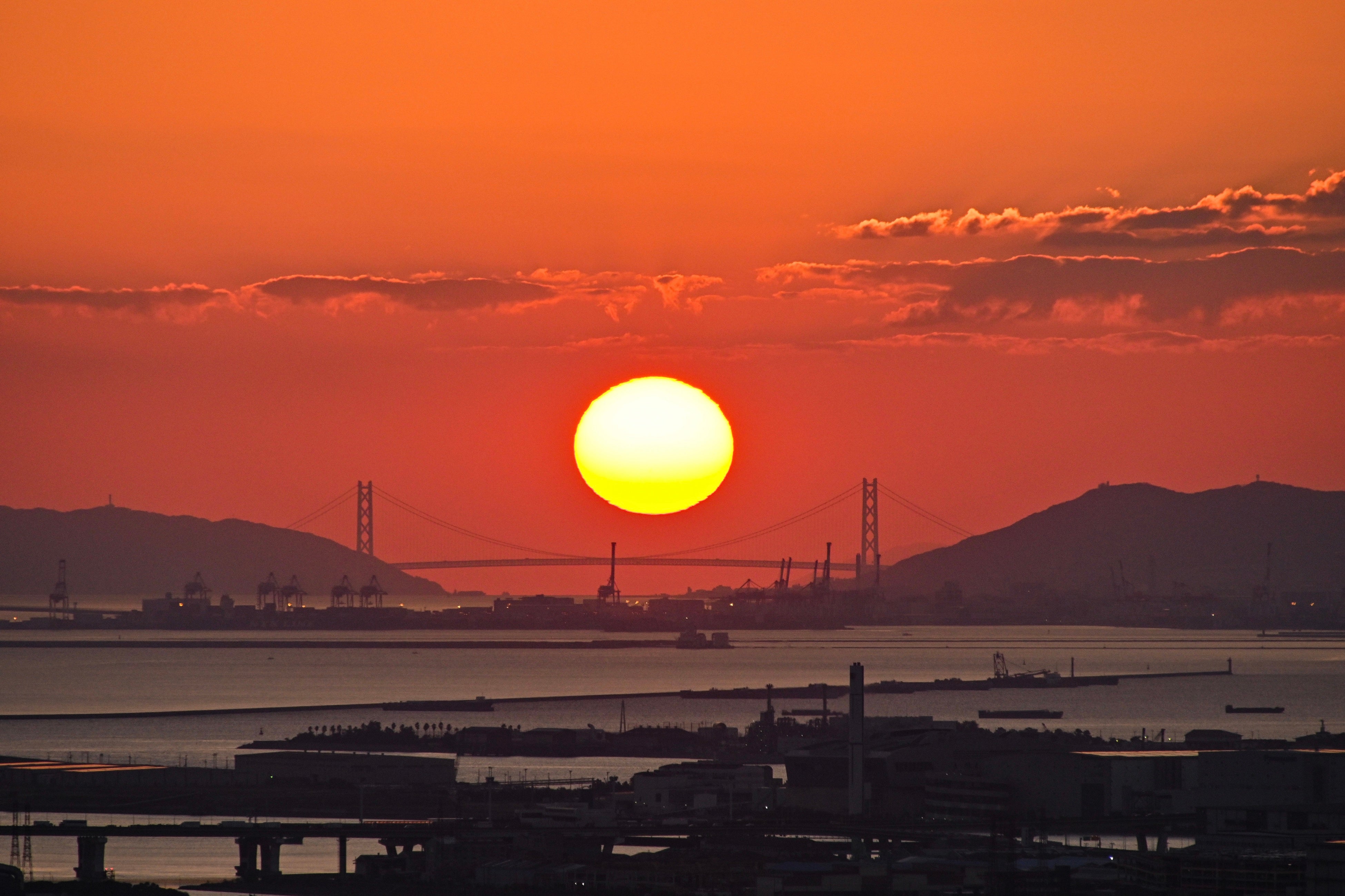 10/20~22が見頃！】明石海峡大橋に沈む夕陽 in 空中庭園展望台