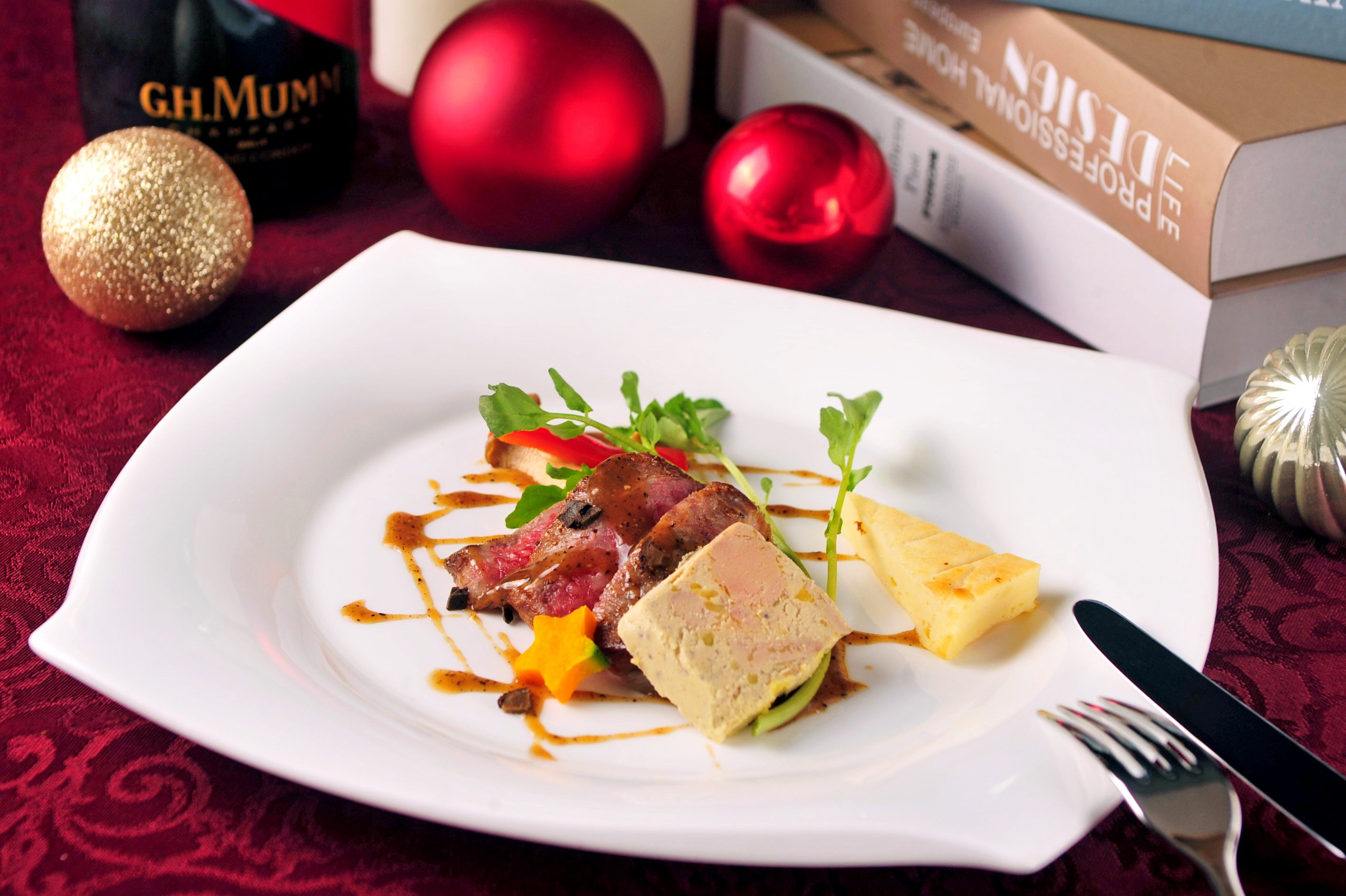 特選黒毛和牛のロースト フォアグラのテリーヌ添え ～トリュフ香る黒胡椒ソース～