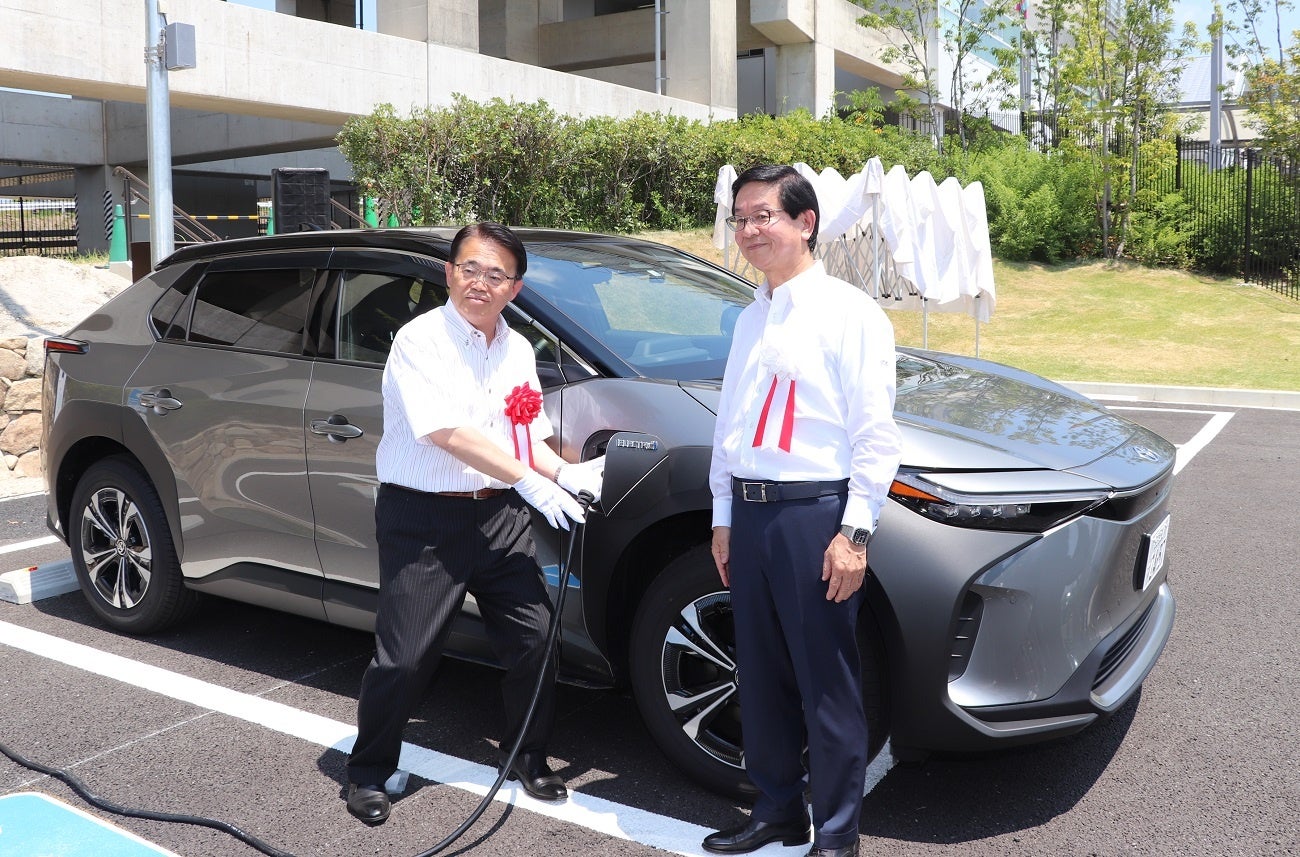 愛知県大村知事（左）、日東工業黒野社長（右）
