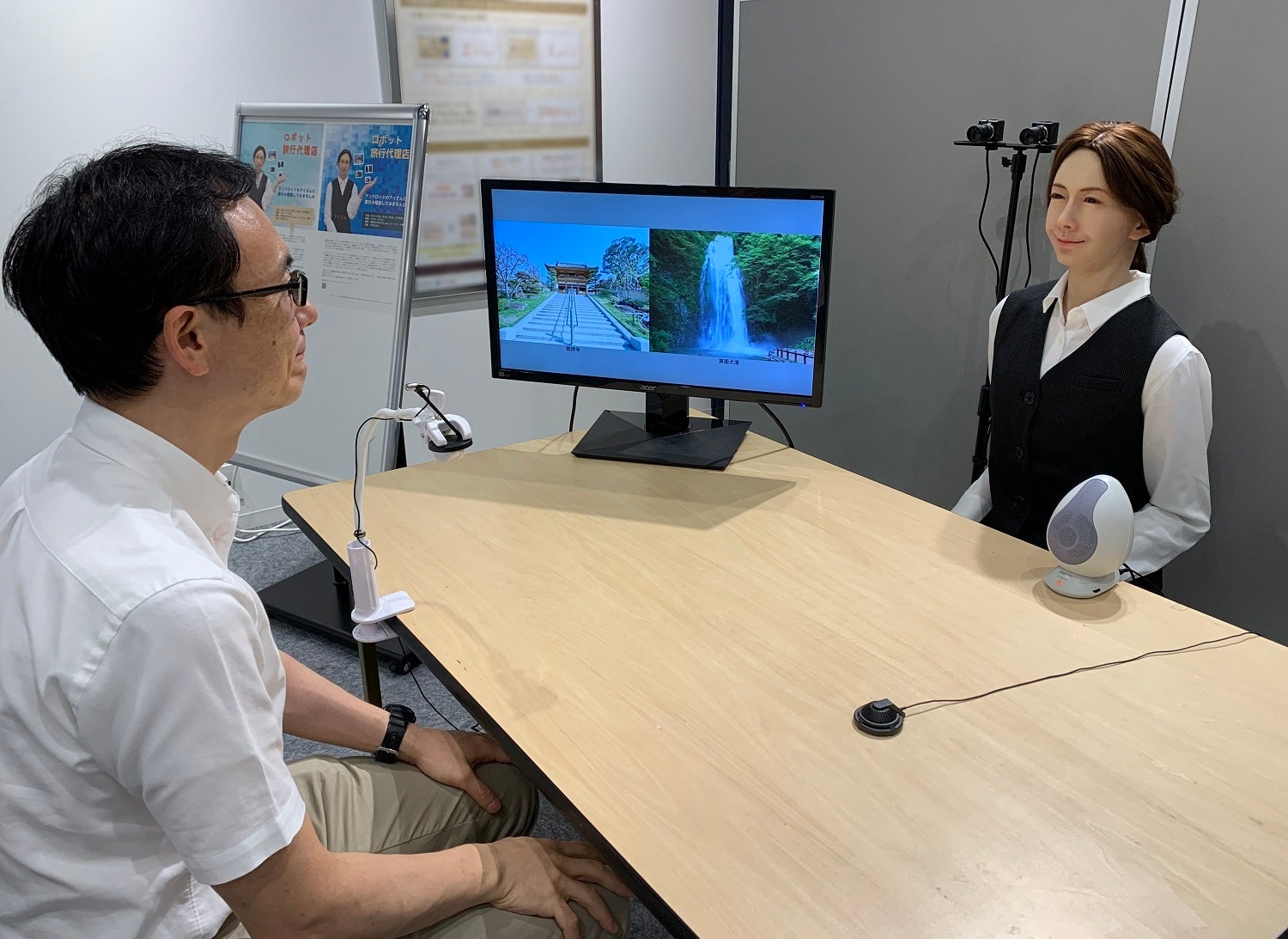 ロボットの接客を体験して審査！ （画像提供：対話ロボットコンペティション2022実行委員会）