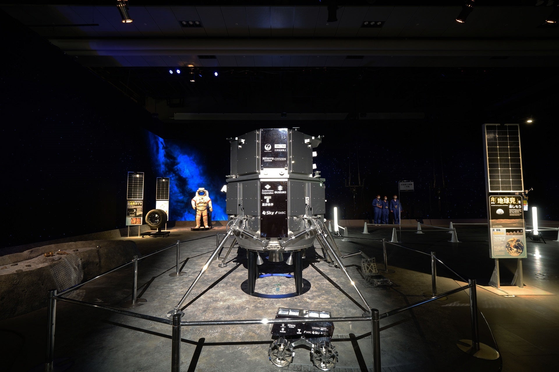 HAKUTO-Rのランダー、ローバー実寸大模型