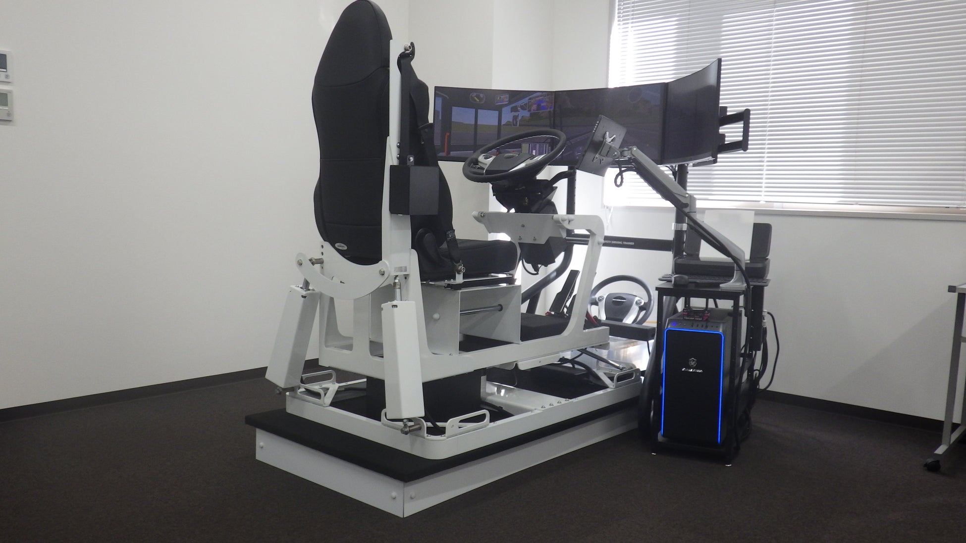 「バス運転手育成ソフト」搭載の新型ドライビングシミュレーターが登場!大型車ハンドルやウインカー、シートベルトも再現し、AIによるイベントも収録。バス停でのトレーニングも可能で、危険予測能力を身につけよう。 「バス運転手育成ソフト」搭載の新型ドライビングシミュレーターが登場!大型車ハンドルやウインカー、シートベルトも再現し、AIによるイベントも収録。バス停でのトレーニングも可能で、危険予測能力を身につけよう。