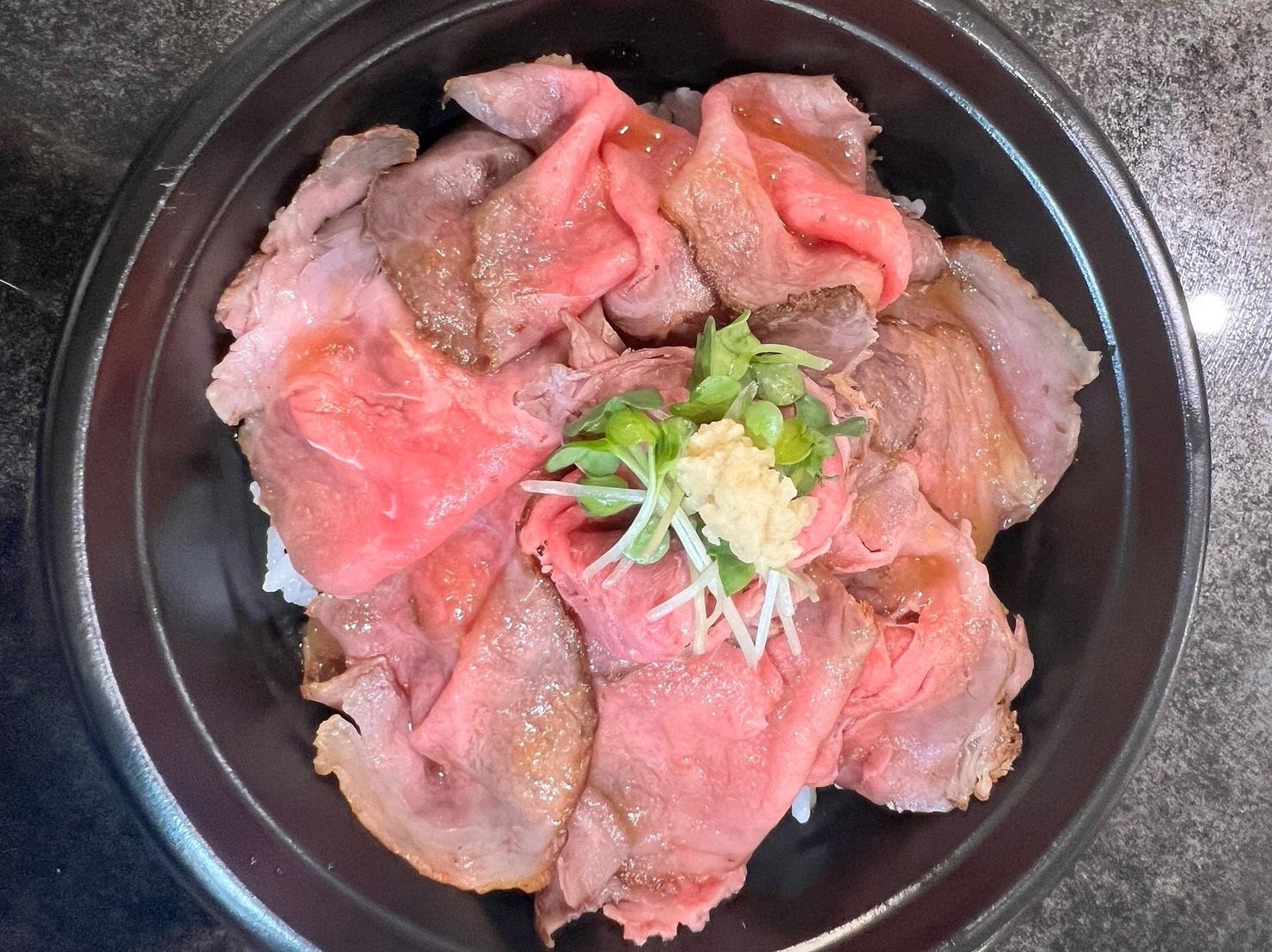 黒毛和牛ローストビーフ丼　1,500円（税込）