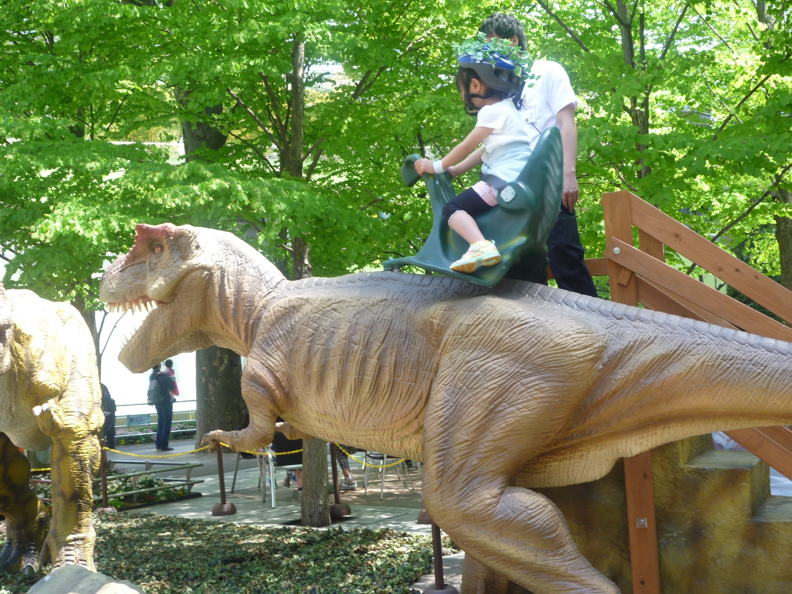 4月19日（火）から海老名中央公園に恐竜が勢ぞろい、館内では