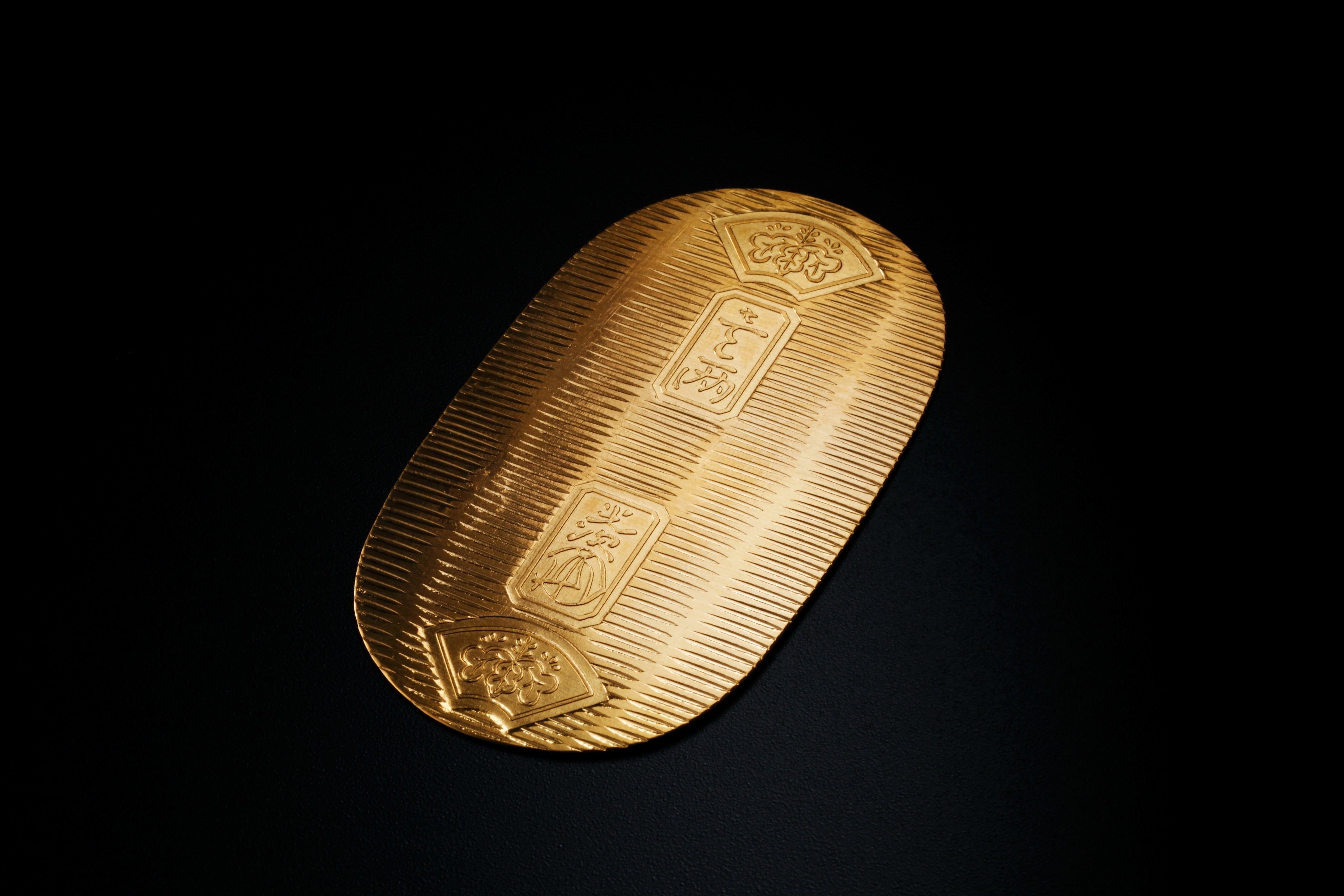 約2メートルの”黄金の虎”を特別展示、ニーズ高まる実物資産