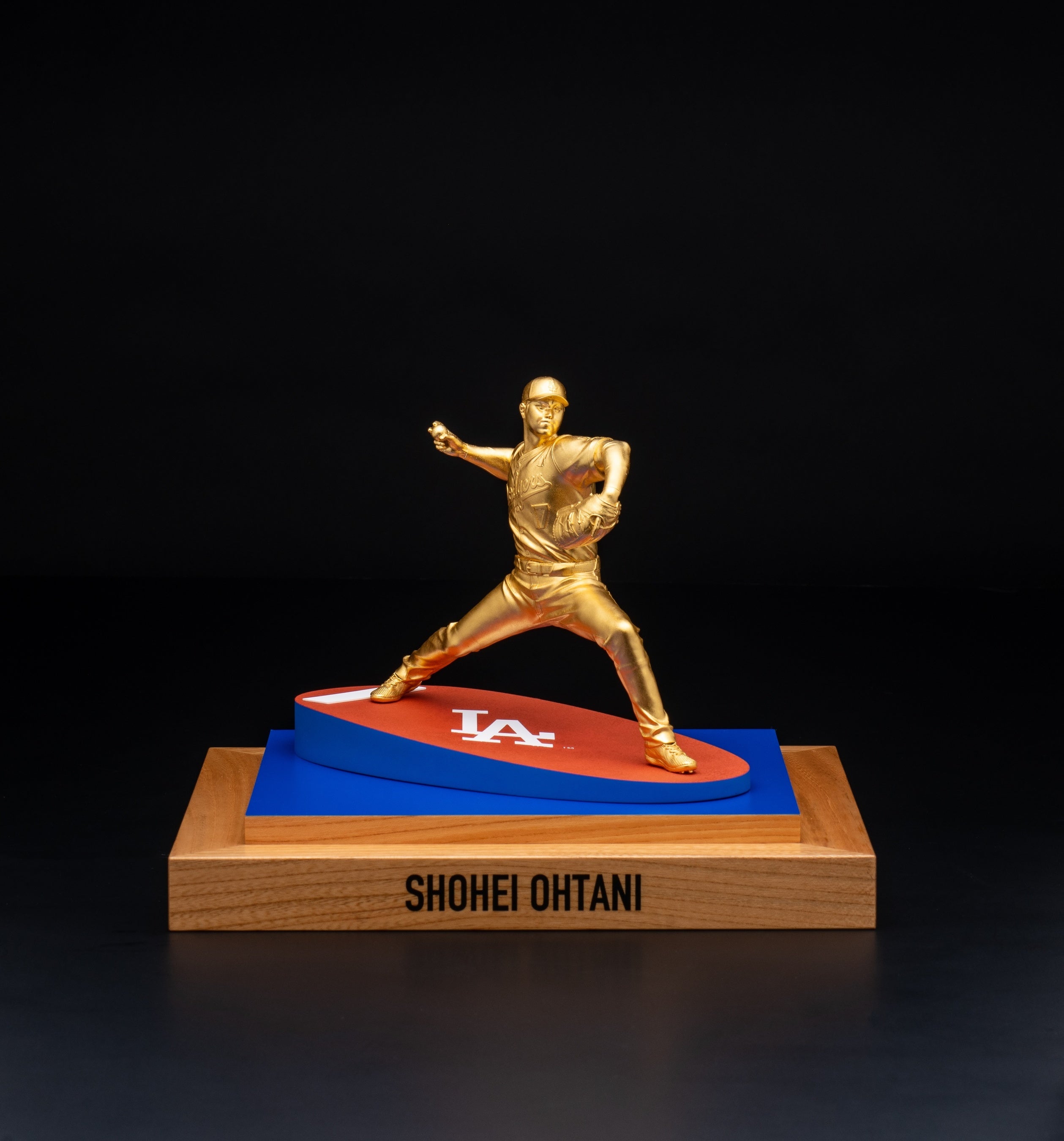等身大 特注額縁入りの大谷翔平さん   約２０８cm     ゴールド塗装有 大谷翔平選手の等身大の黄金像が北海道に初上陸 高さ約1.9m