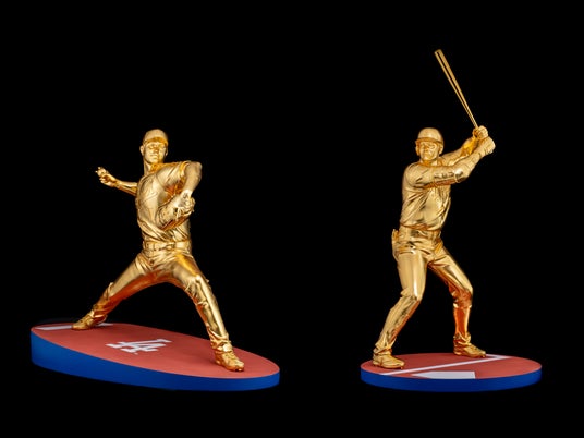大谷翔平選手の等身大黄金像 二刀流が揃って初展示 二体あわせた参考