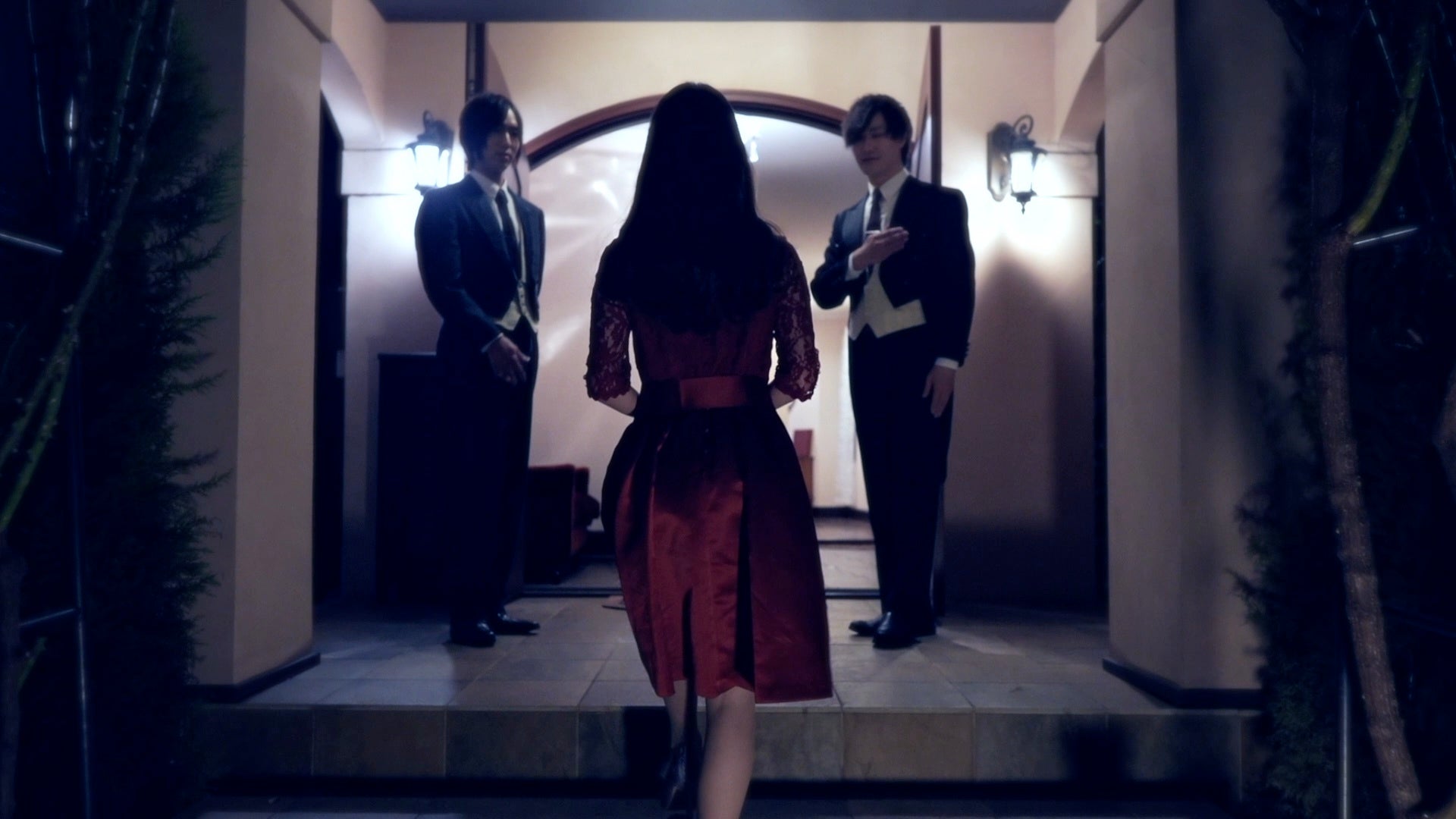 扉の先には狂気に満ちた世界が。