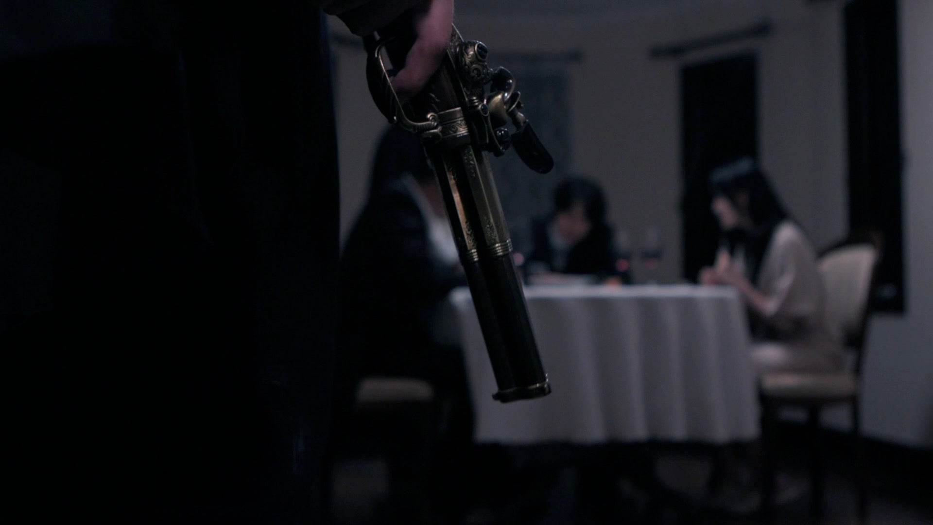 客に近づく怪しい執事