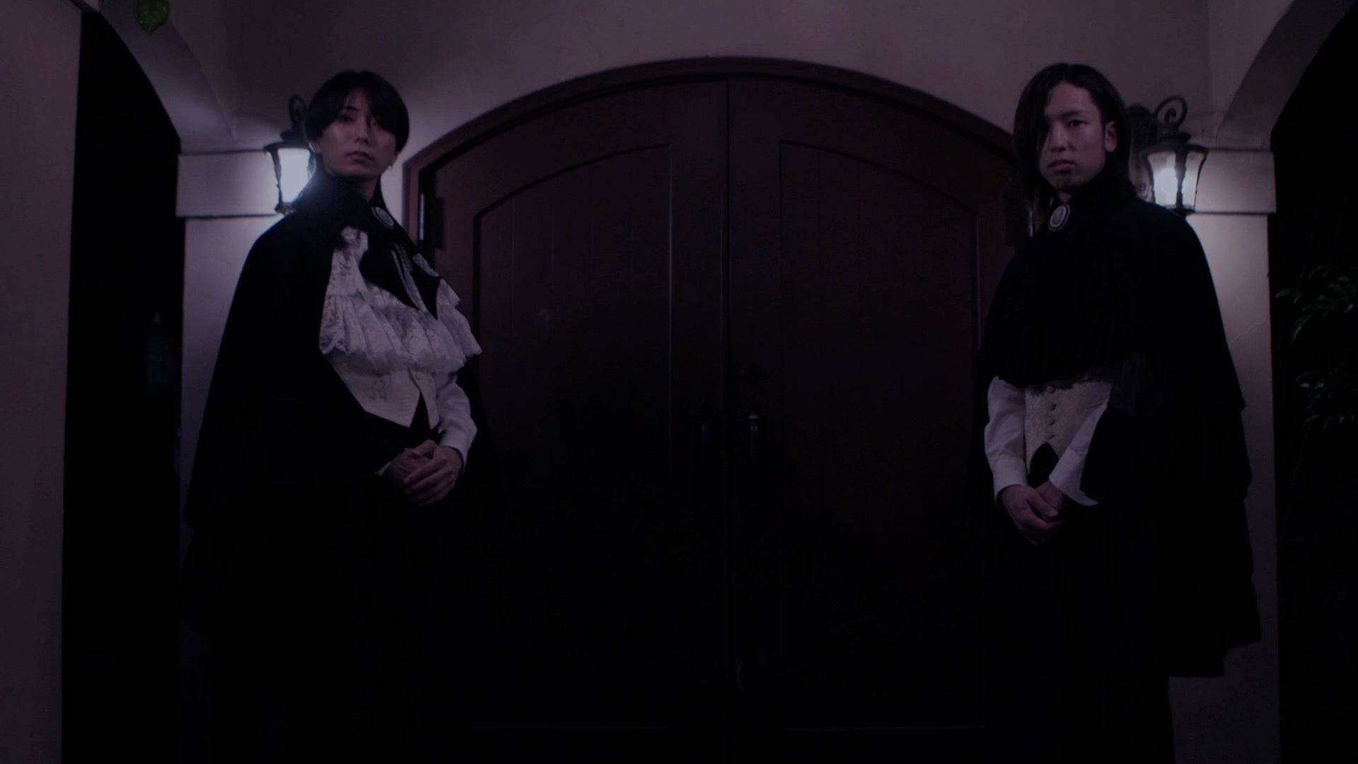 招待客を待つ執事達