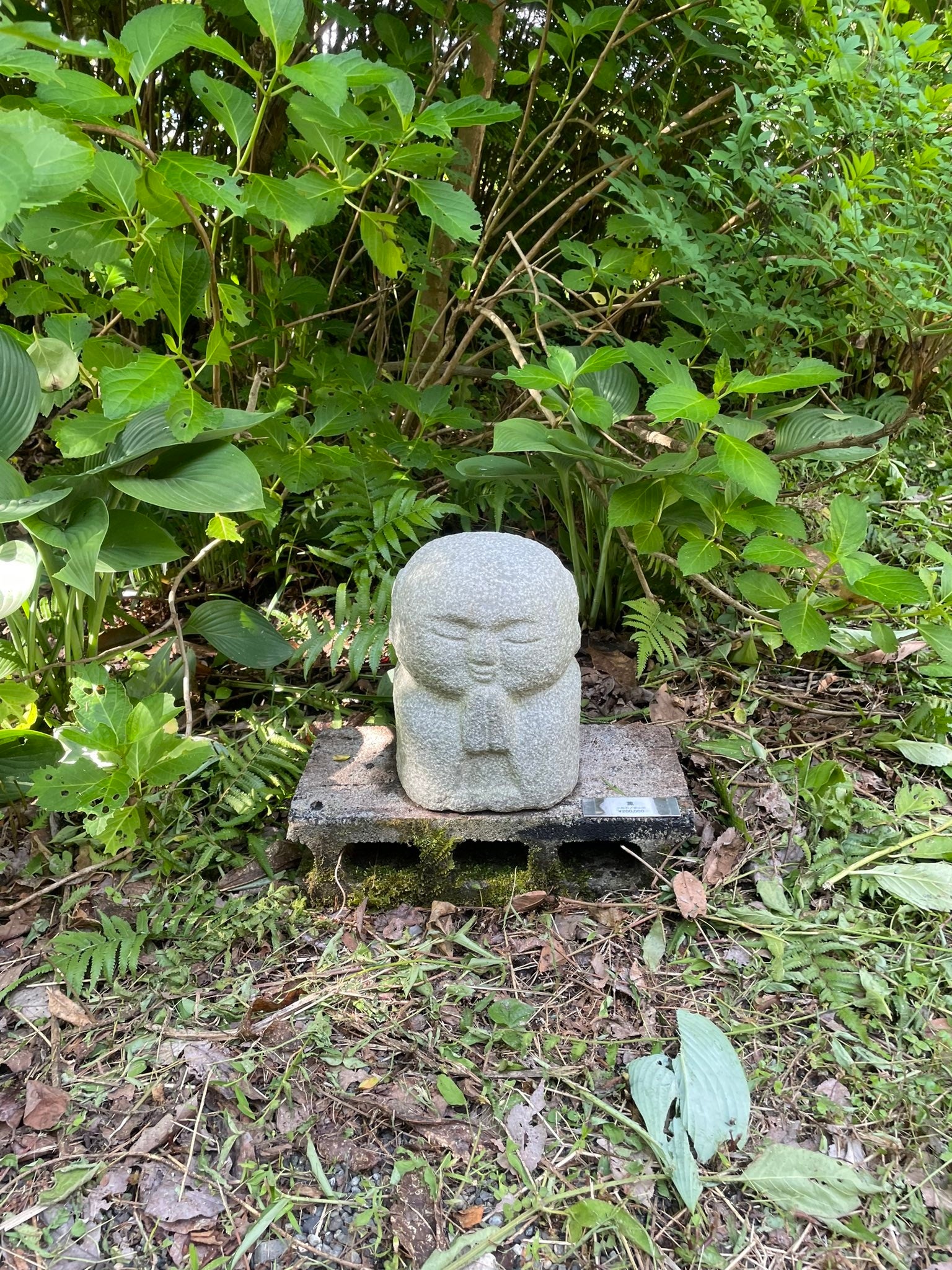 土屋誠一さんの石彫地蔵