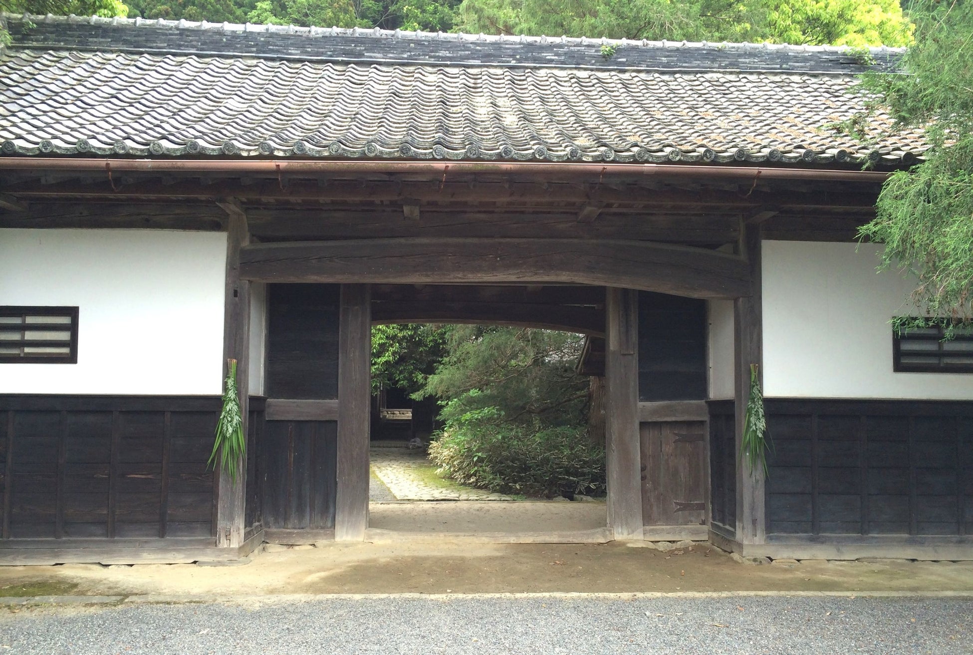 端午の節句の加茂荘長屋門