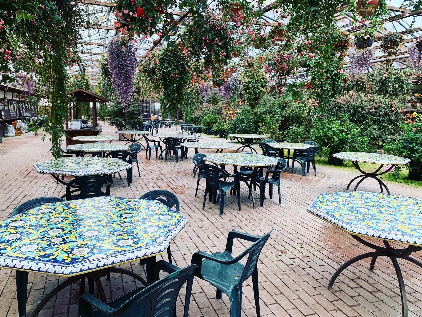 レタ島からはるばる運んできた陶製花テーブル