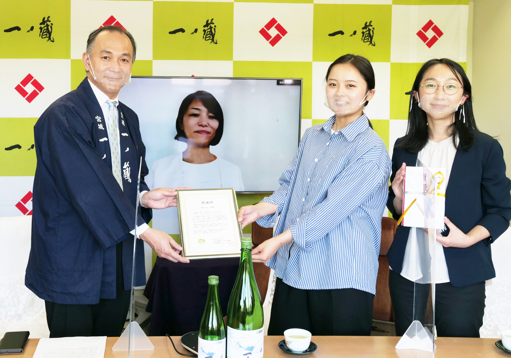 ↑【2022年寄付金贈呈の様子】 ＜写真左から＞ 弊社代表取締役社長の鈴木整、 認定NPO法人カタリバ代表理事 今村久美さん、 コラボ・スクール 女川向学館卒業生・岡みさきさん、 公益社団法人ハタチ基金職員の芳岡千裕さん。