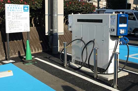 広々と施工されたEV充電器