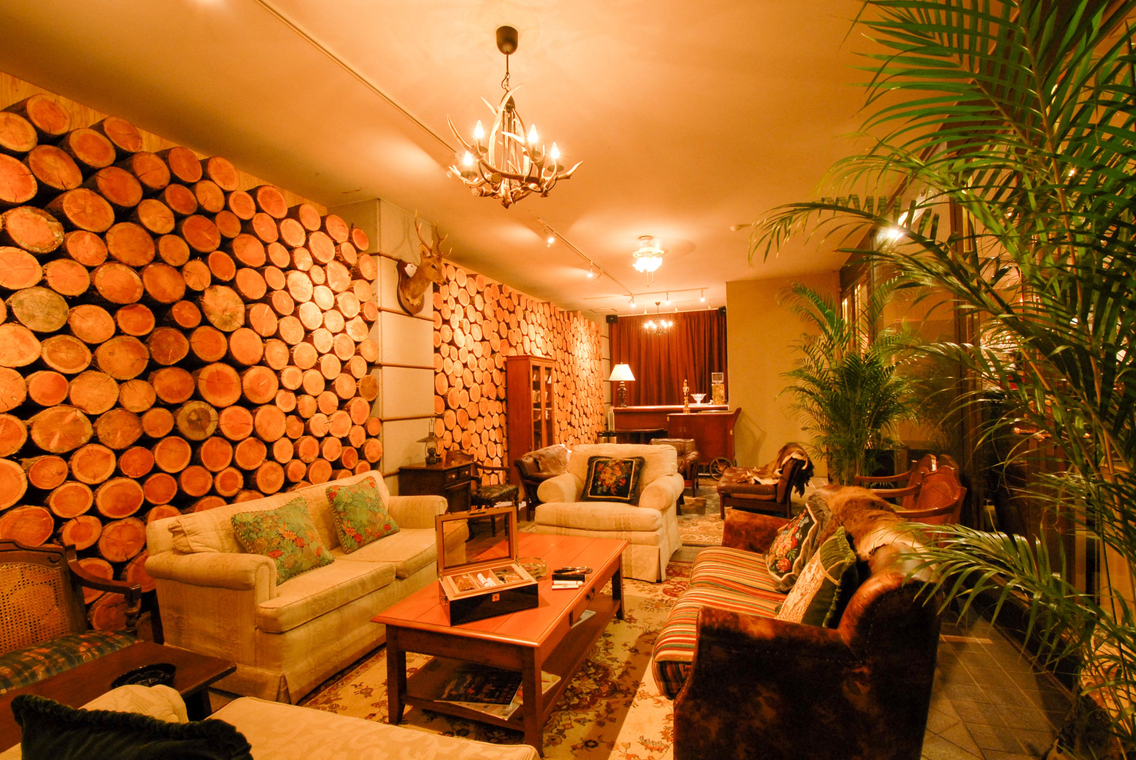 ホテルラウンジ奥もワーケーションで利用できる